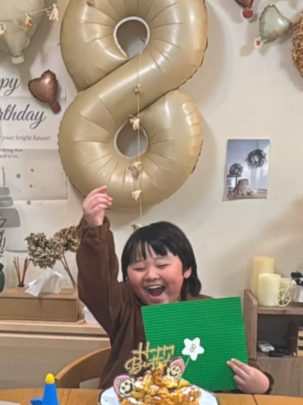 グリーン系のセットアップ、ブラウン系のセットアップを着用したキッズの春コーディネートの2枚目の写真