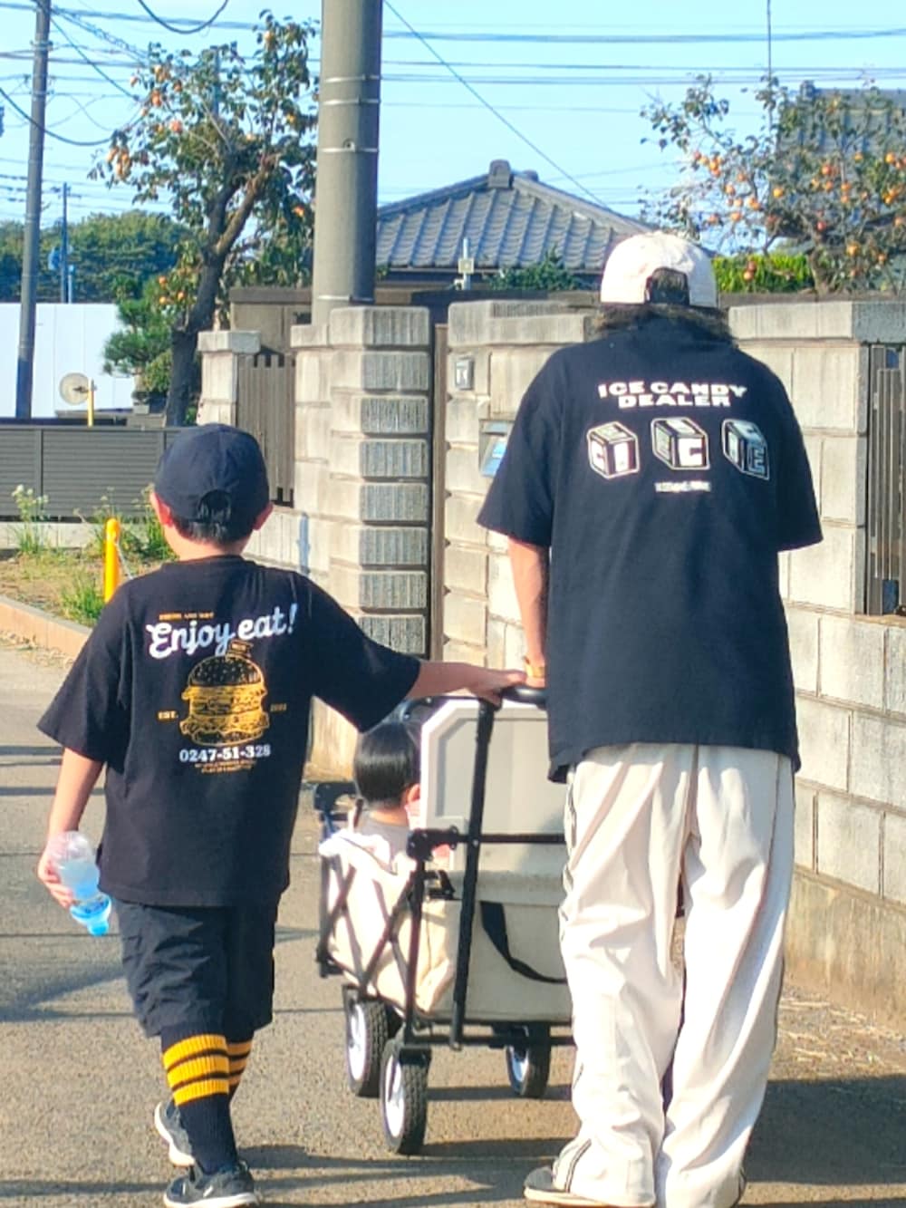 ブラック系のTシャツ/カットソー、ブラック系のパンツ、ブラック系のスニーカーを着用したキッズの秋コーディネートの3枚目の写真