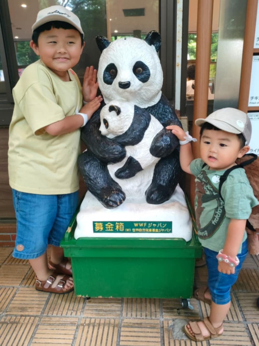 グリーン系のTシャツ/カットソー、ブルー系のデニムパンツ、ブラウン系のサンダルを着用したキッズの夏コーディネートの2枚目の写真