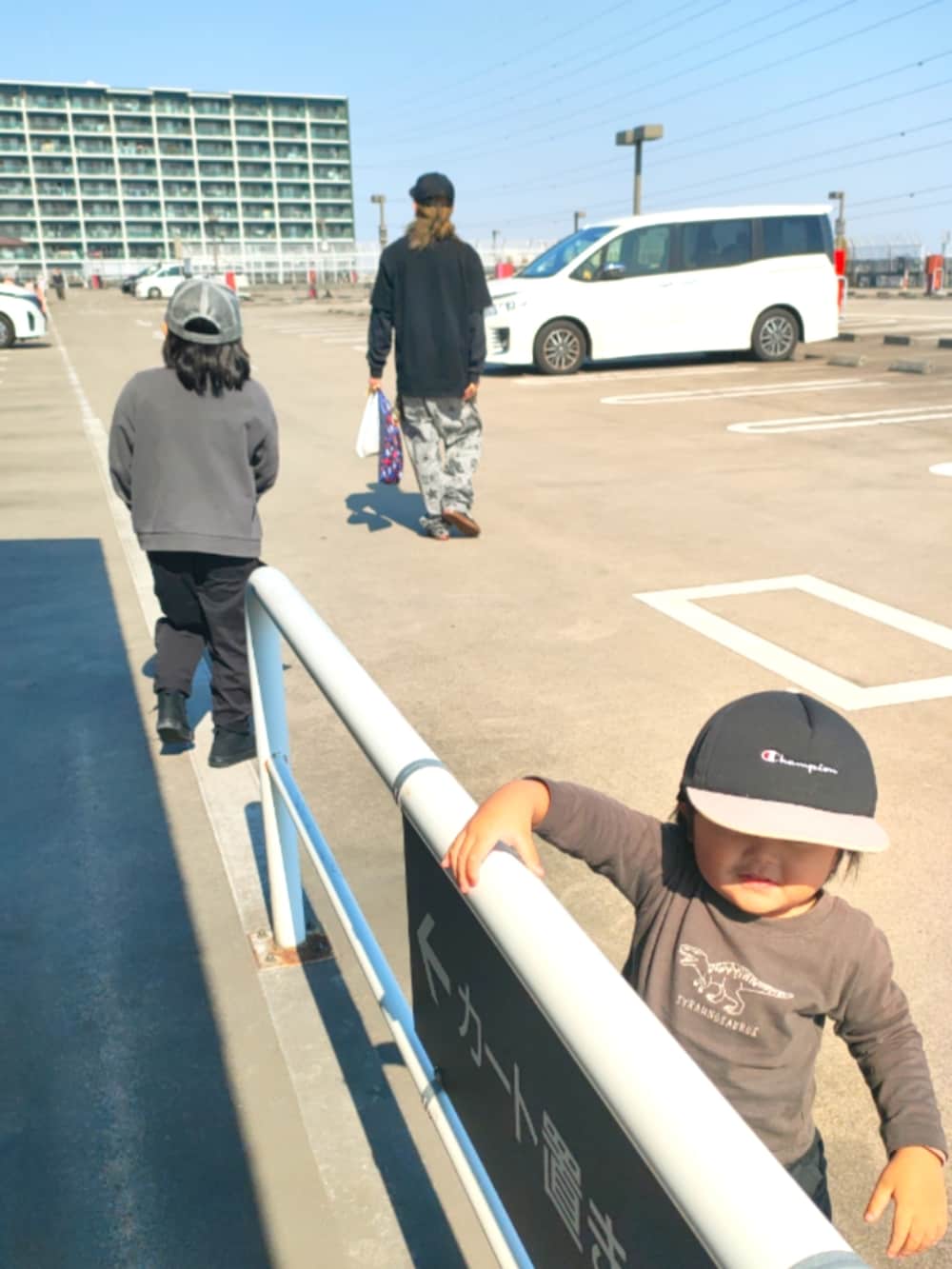 グレー系のTシャツ/カットソー、ブラック系のその他パンツ、グレー系のスウェットを着用したキッズの春コーディネートの5枚目の写真