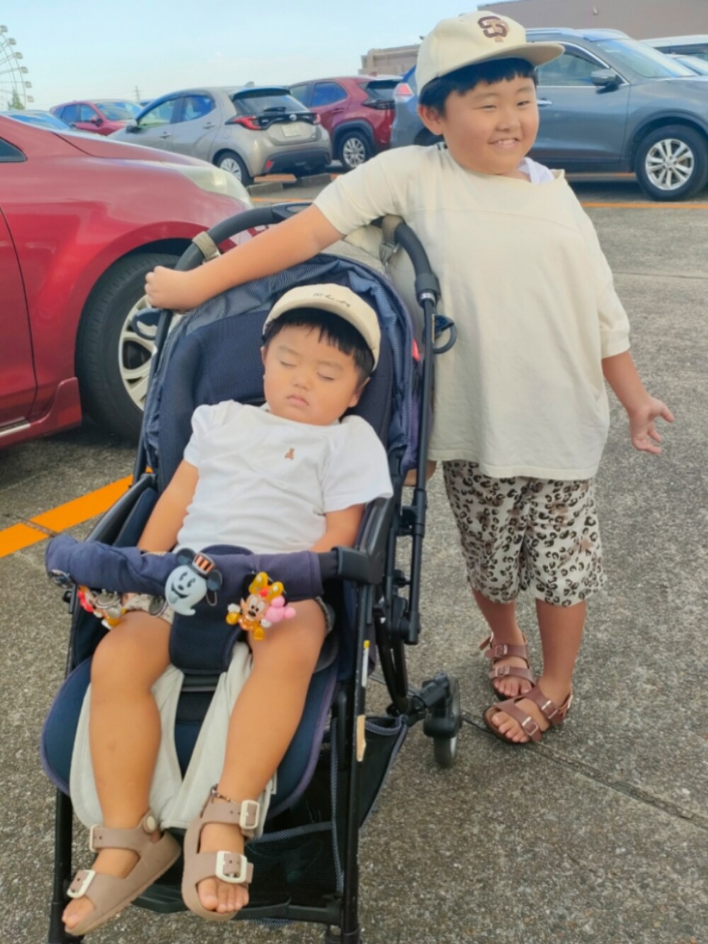 ホワイト系のTシャツ/カットソー、ホワイト系のパンツ、ホワイト系のTシャツ/カットソーを着用したキッズの秋コーディネートの3枚目の写真