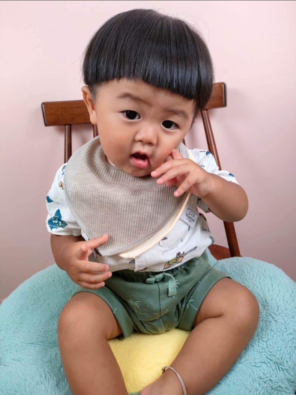 グリーン系のパンツ、ブラウン系のサンダル、グリーン系のシャツ/ブラウスを着用したキッズの夏コーディネートの4枚目の写真