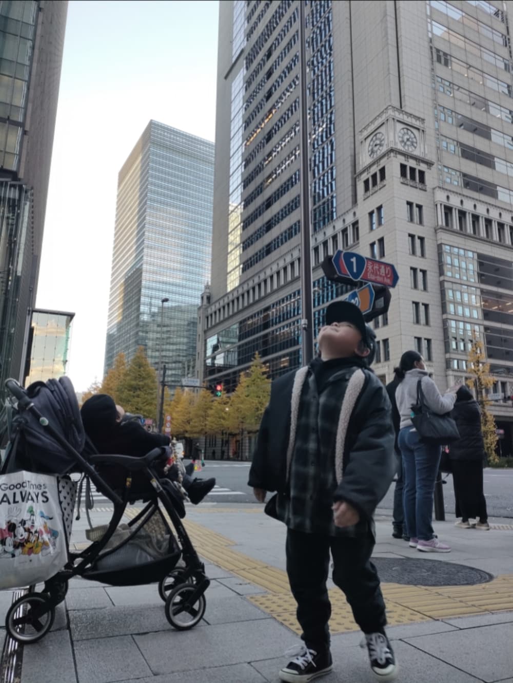 ブラック系のパーカー、ブラック系のブルゾン、ブラック系のシャツ/ブラウスを着用したキッズの冬コーディネートの3枚目の写真