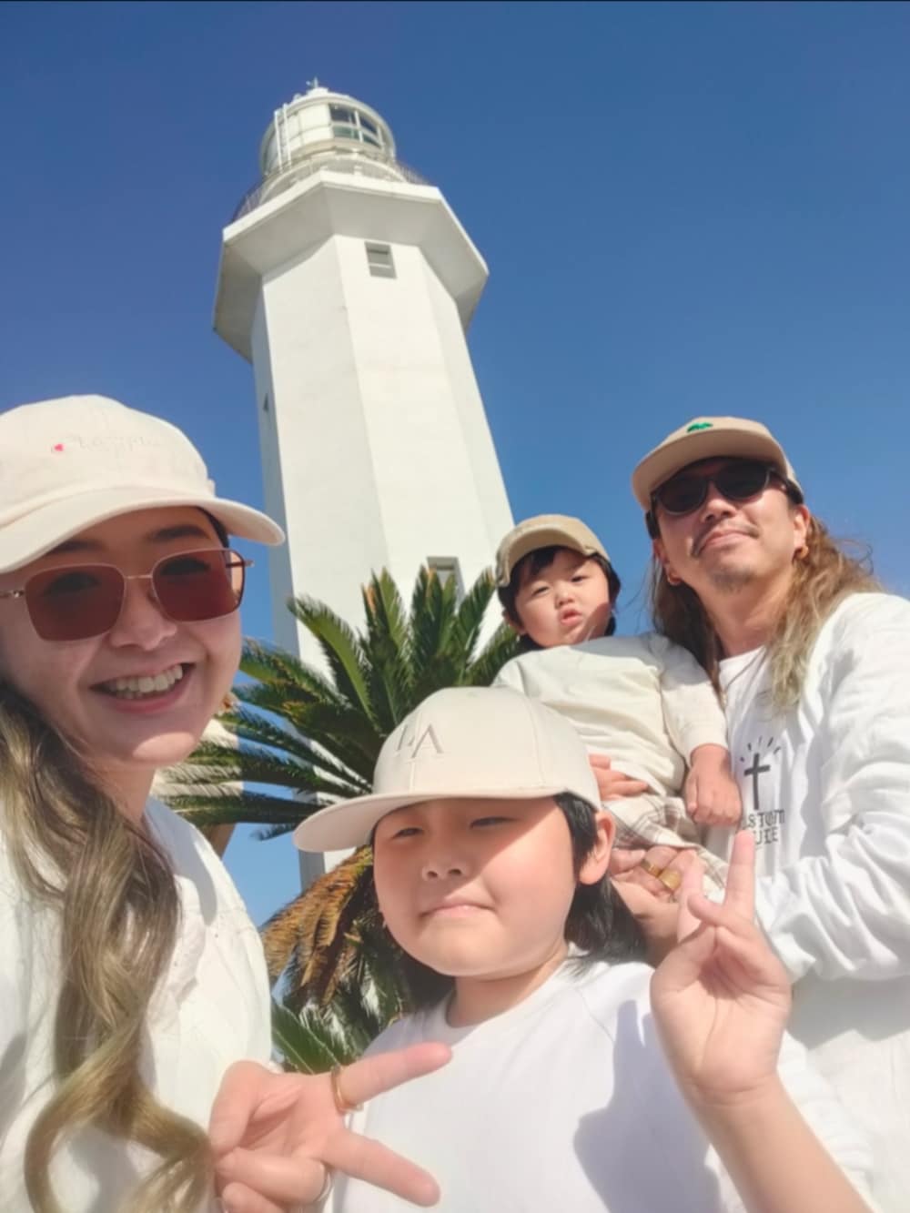 ベージュ系のスニーカー、ホワイト系のTシャツ/カットソー、ホワイト系のパンツを着用したキッズの春コーディネートの5枚目の写真