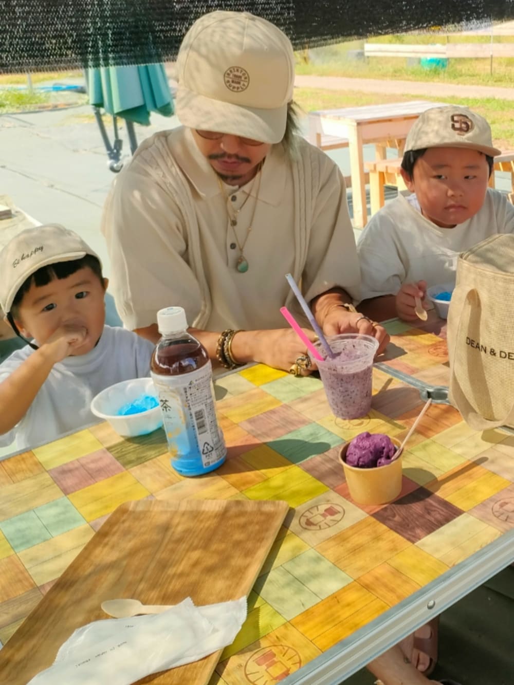 ホワイト系のTシャツ/カットソー、ホワイト系のパンツ、ホワイト系のTシャツ/カットソーを着用したキッズの秋コーディネートの4枚目の写真