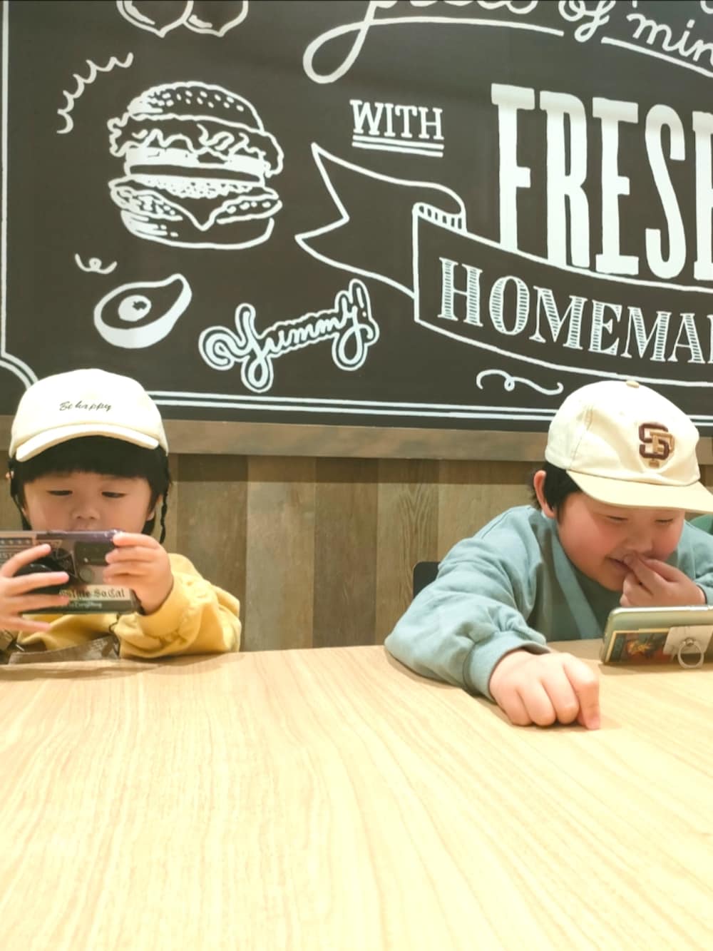 グリーン系のスウェット、グリーン系のパンツ、イエロー系のスウェットを着用したキッズの春コーディネートの5枚目の写真