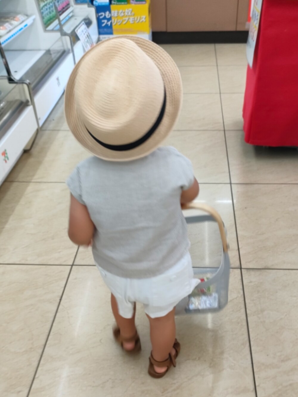 ホワイト系のベスト、ブラウン系のサンダル、ホワイト系のシャツ/ブラウスを着用したキッズの夏コーディネートの5枚目の写真