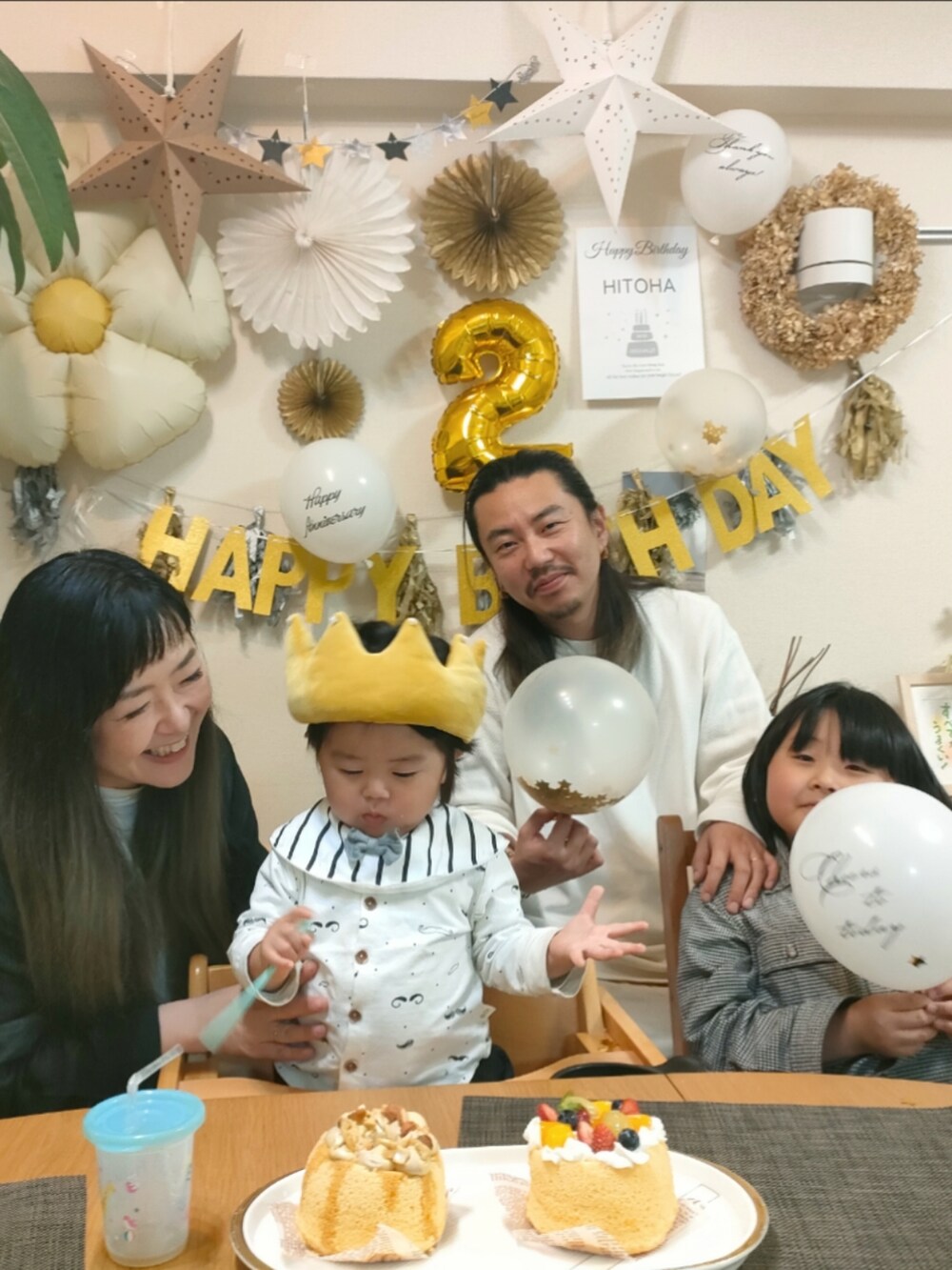 イエロー系のママ＆ベビー、ホワイト系のスタイ/よだれかけ、ホワイト系のコスチューム/パーティーグッズを着用したキッズの春コーディネートの5枚目の写真