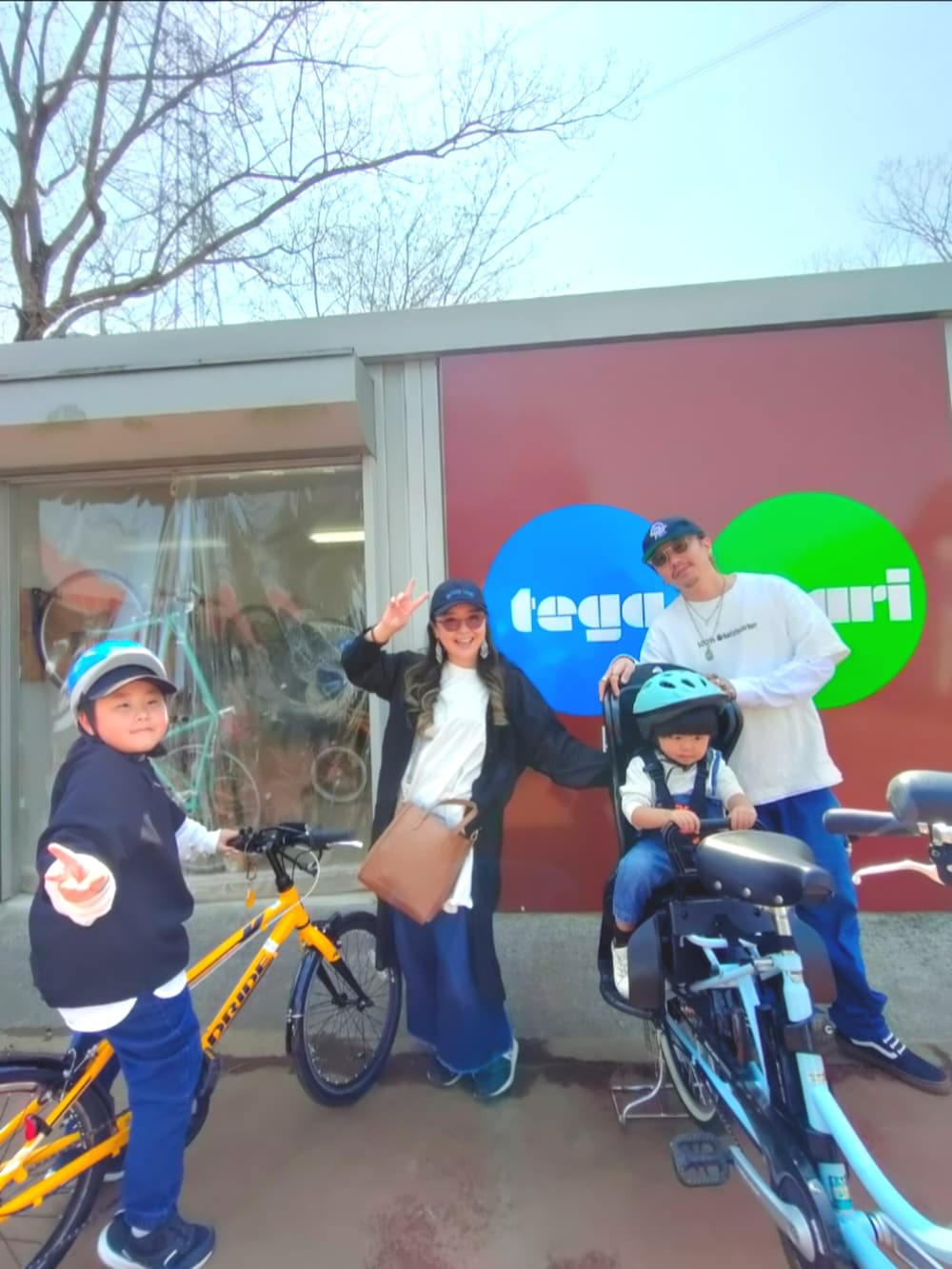 ブルー系のサロペット/オーバーオール、ホワイト系のスニーカー、ブルー系のデニムパンツを着用したキッズの春コーディネートの5枚目の写真