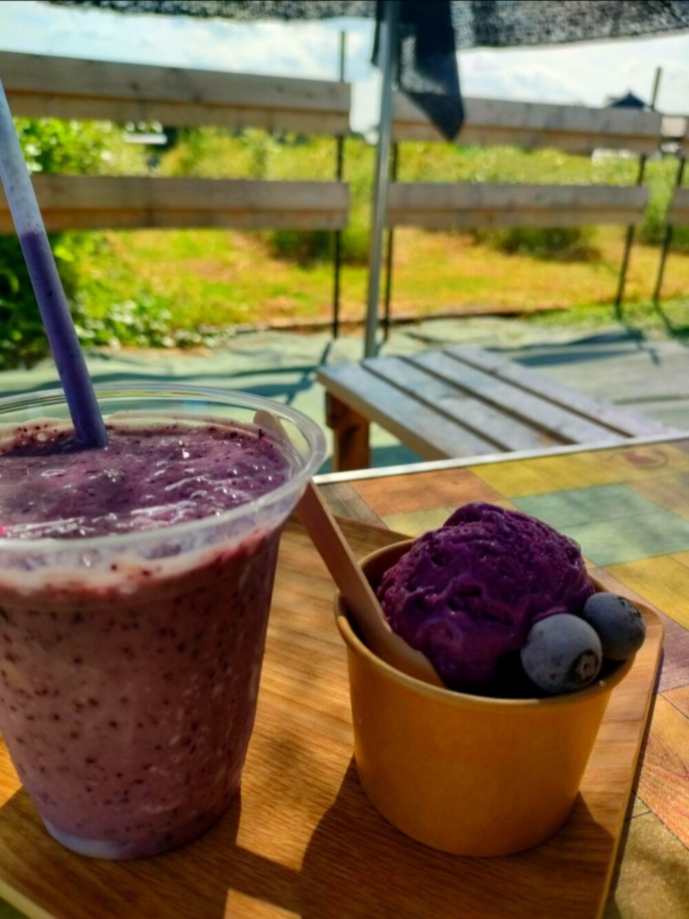 ホワイト系のTシャツ/カットソー、ホワイト系のパンツ、ホワイト系のTシャツ/カットソーを着用したキッズの秋コーディネートの5枚目の写真