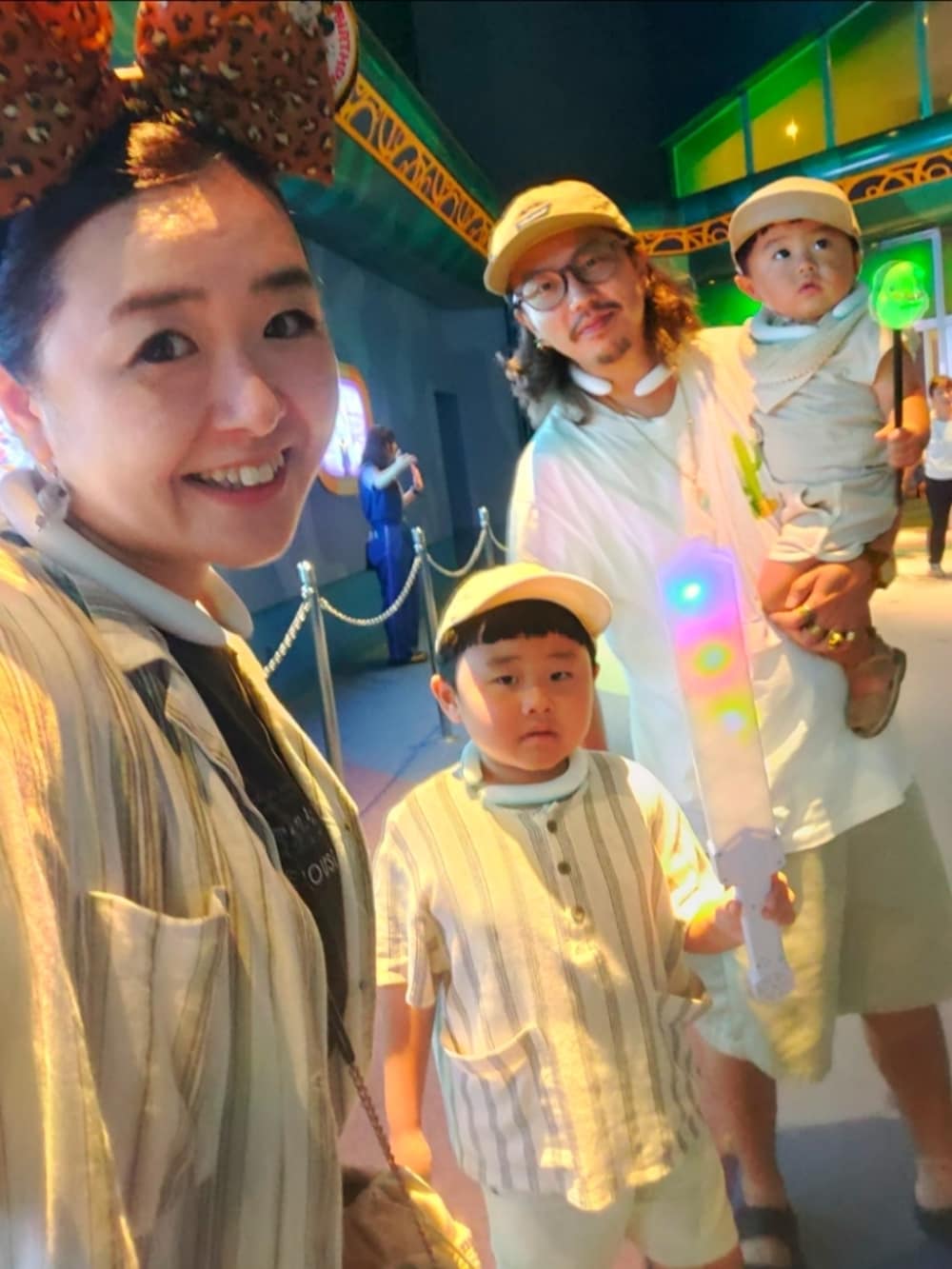 ブラウン系のシャツ/ブラウス、ベージュ系のパンツ、ブラウン系のサンダルを着用したキッズの秋コーディネートの5枚目の写真