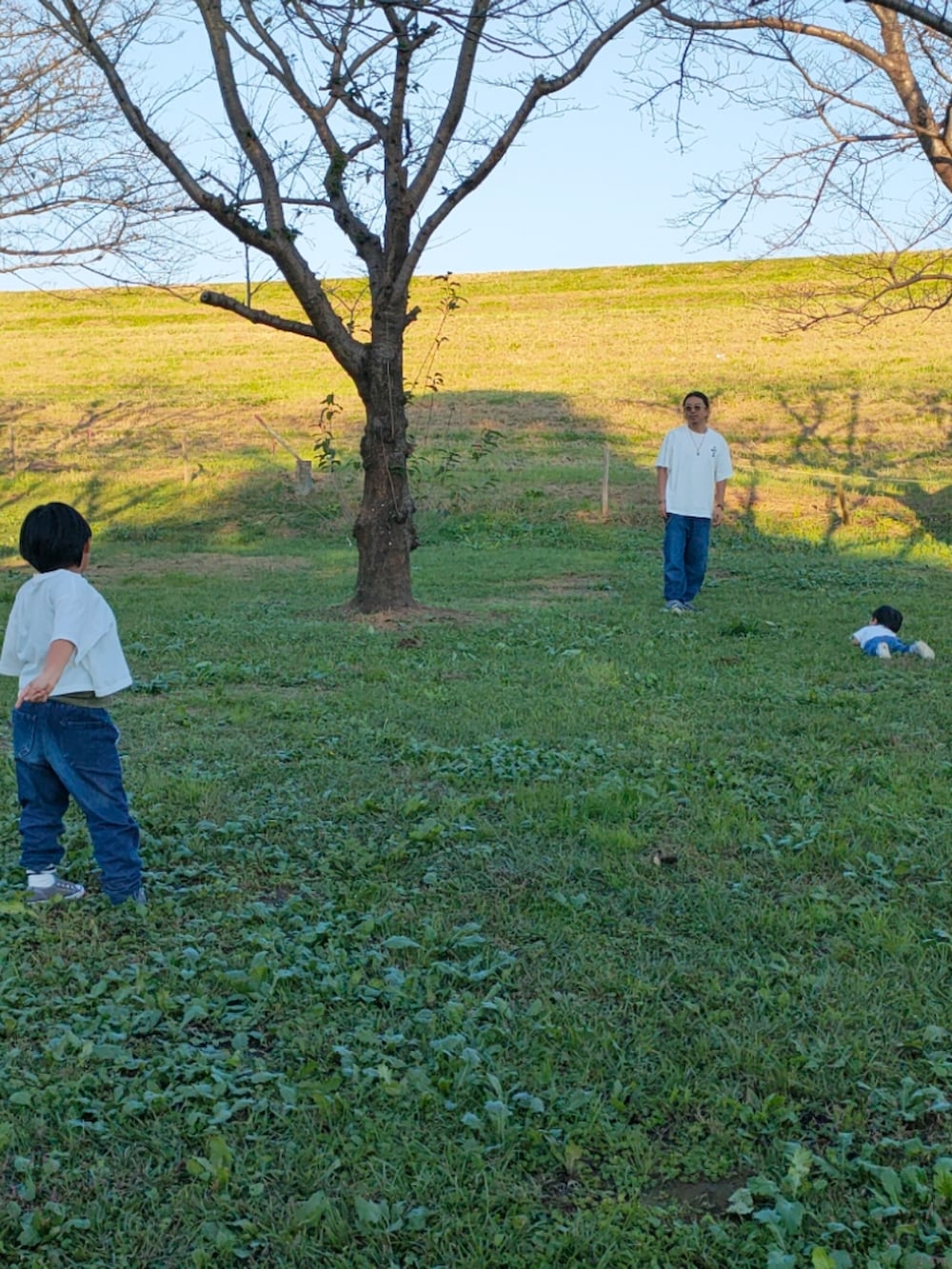 ホワイト系のTシャツ/カットソー、ブルー系のデニムパンツ、グレー系のスニーカーを着用したキッズの秋コーディネートの2枚目の写真