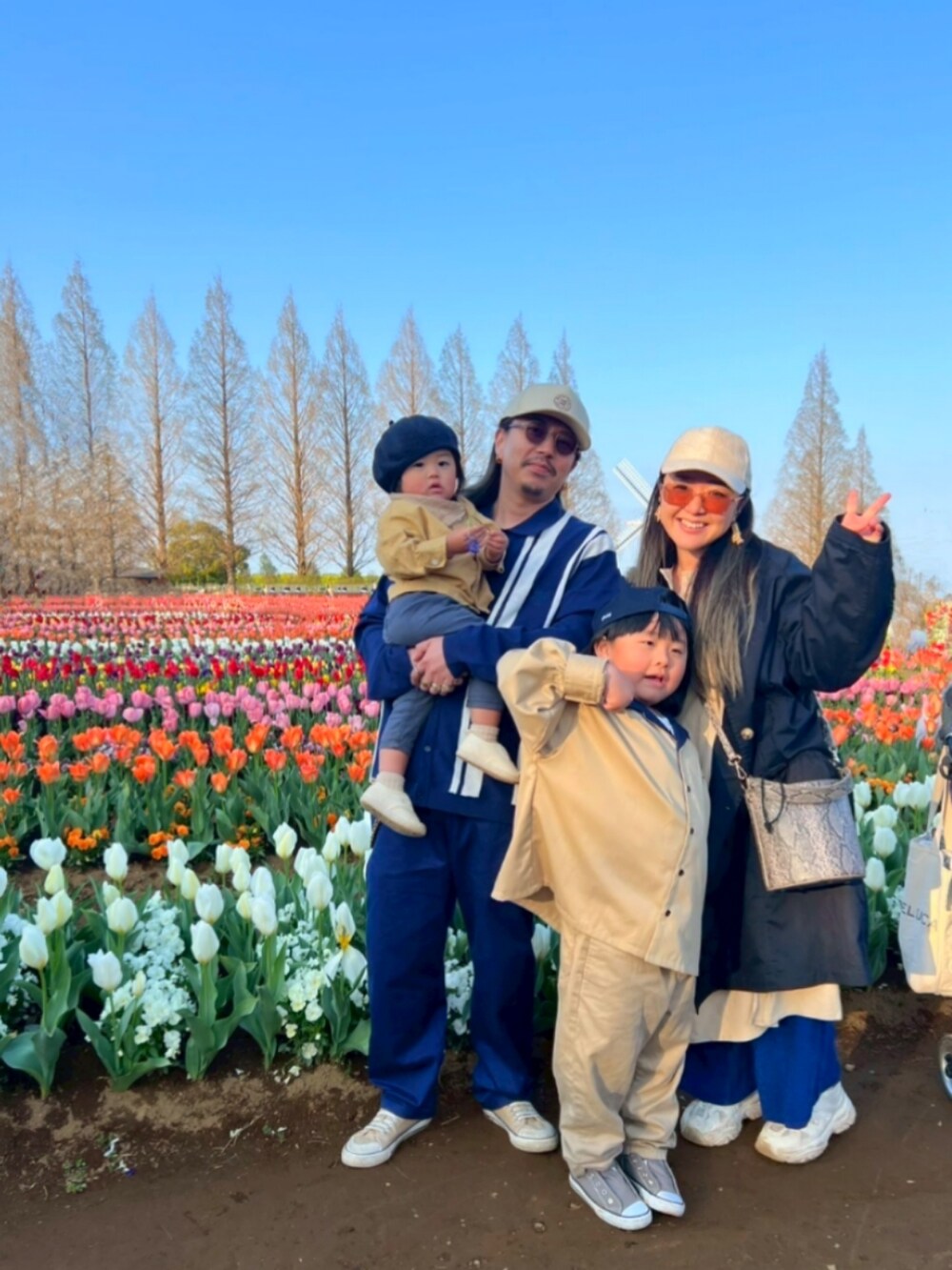 ベージュ系のシャツ/ブラウス、ブルー系のパンツ、ホワイト系のスニーカーを着用したキッズの春コーディネートの5枚目の写真