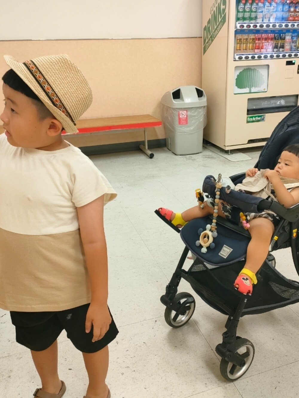 ベージュ系のTシャツ/カットソー、ブラック系のパンツ、ブラウン系のサンダルを着用したキッズの夏コーディネートの4枚目の写真