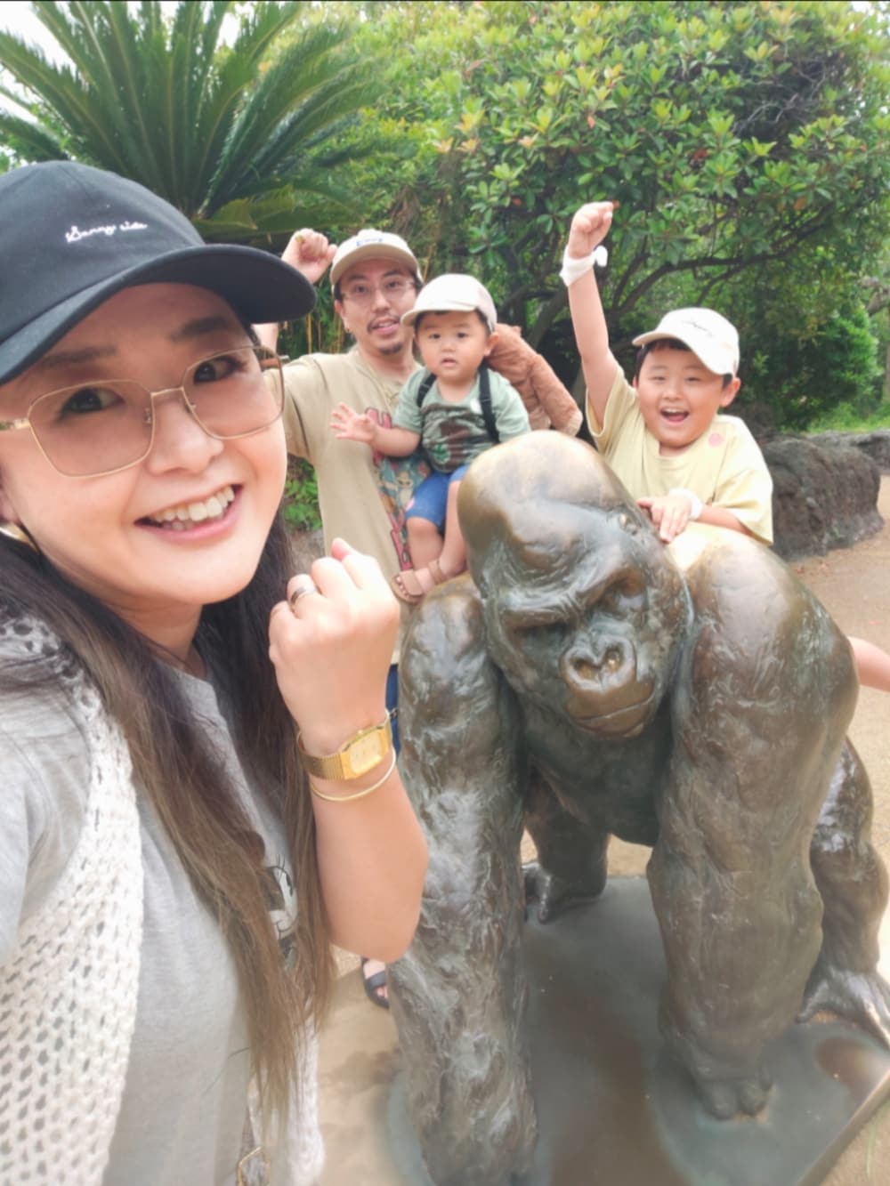 グリーン系のTシャツ/カットソー、ブルー系のデニムパンツ、ブラウン系のサンダルを着用したキッズの夏コーディネートの5枚目の写真