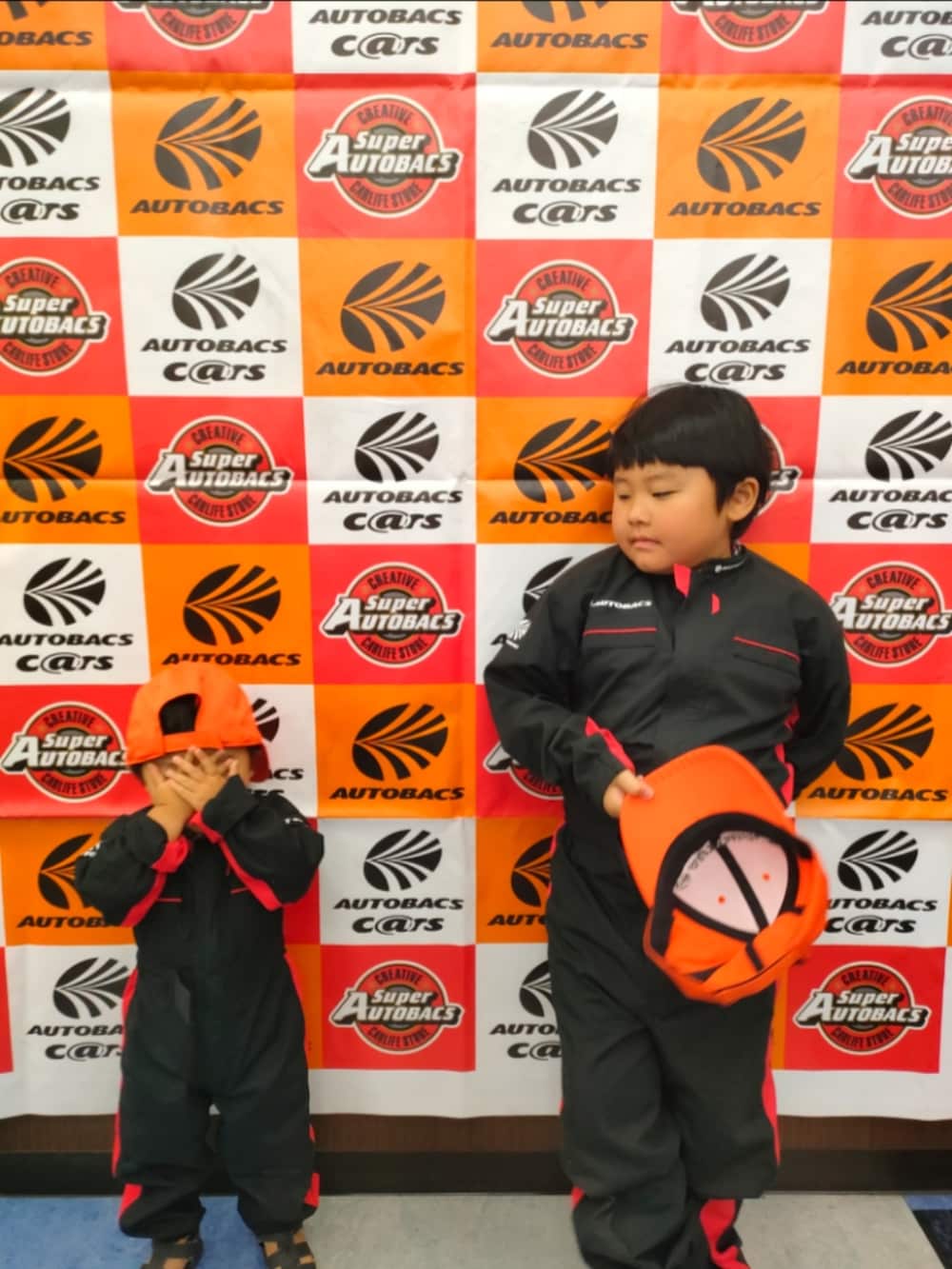 「キッズファッション、男の子コーデ、むすこーで、小学生、2歳、5歳差兄弟、お仕事体験、オートバックス、つなぎ、つなぎスタイル」｜「H&Mのアイテム（サンダル、ブラック系）」を使った、chilltohaさん（キッズ・110cm）の夏コーディネートの2枚目の写真