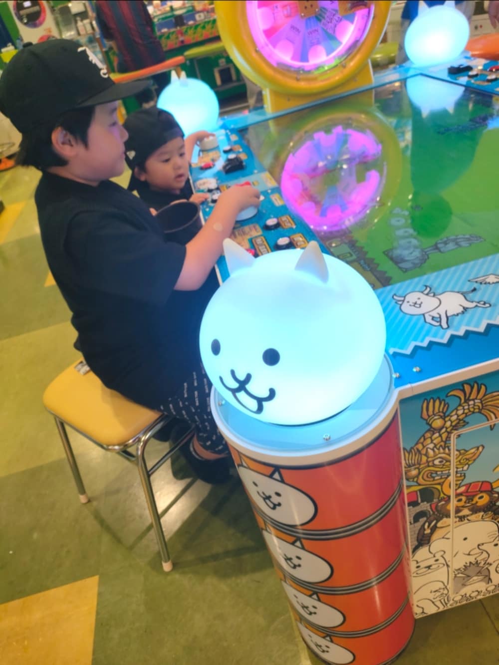 ブラック系のスニーカー、ブラック系のシャツ/ブラウス、ブラック系のスニーカーを着用したキッズの夏コーディネートの4枚目の写真