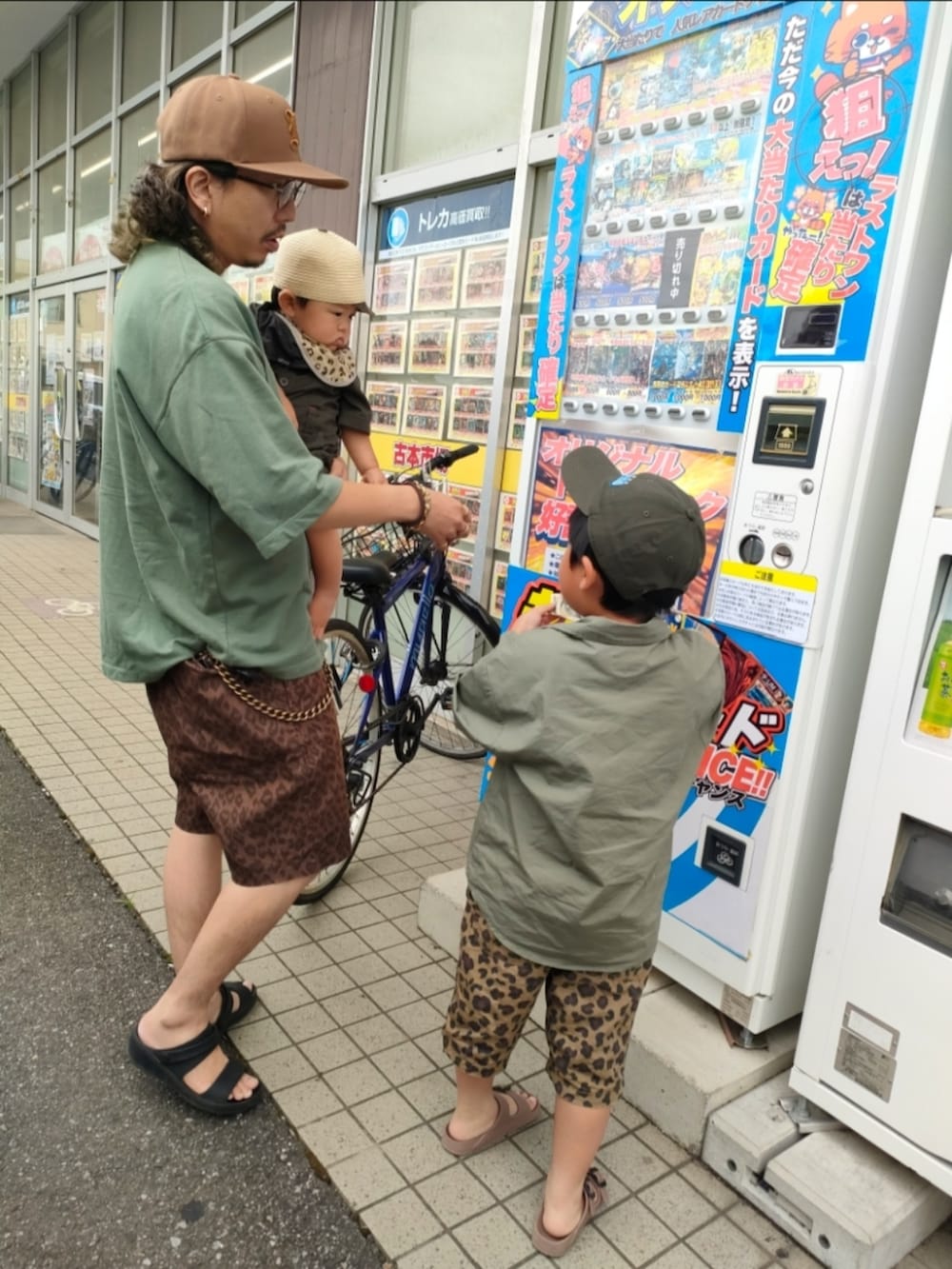 ベージュ系のパンツ、ブラウン系のサンダル、グリーン系のシャツ/ブラウスを着用したキッズの夏コーディネートの2枚目の写真