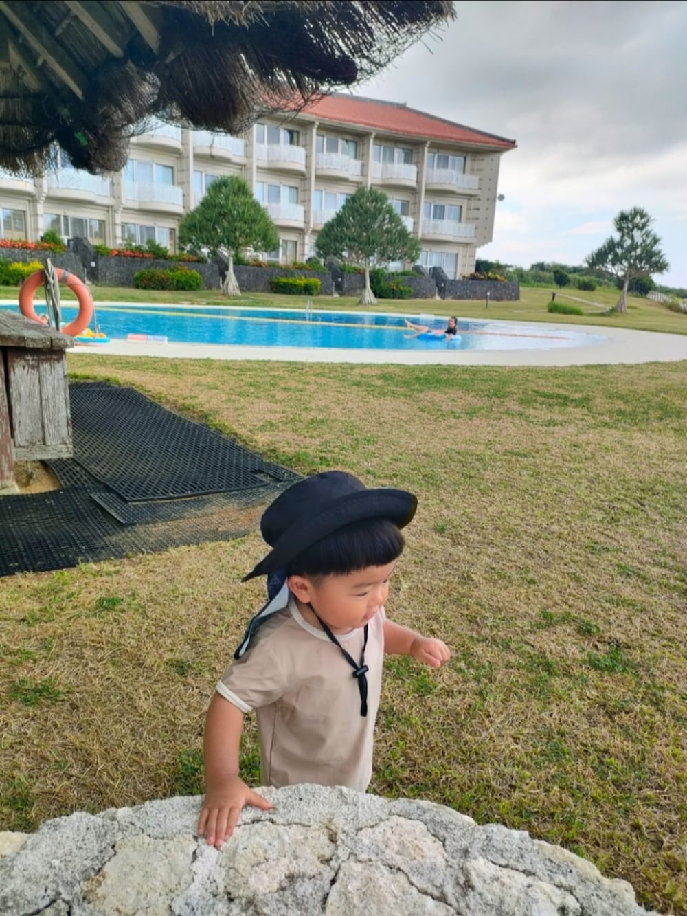 ブラウン系のサンダル、ブルー系のサンダル、ブルー系のスイムグッズを着用したキッズの夏コーディネートの3枚目の写真