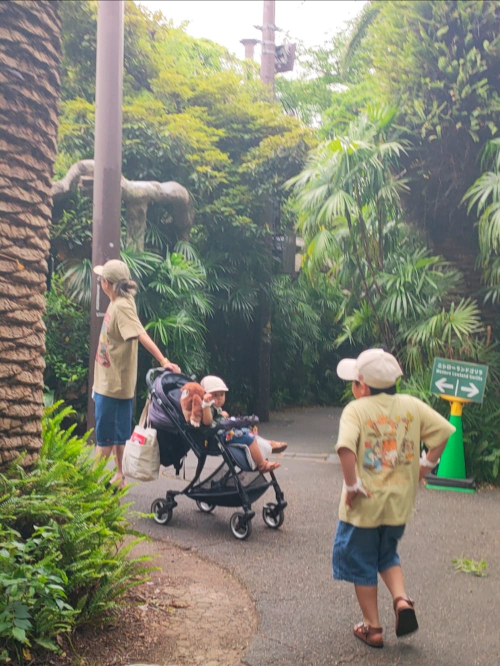 グリーン系のTシャツ/カットソー、ブルー系のデニムパンツ、ブラウン系のサンダルを着用したキッズの夏コーディネートの3枚目の写真