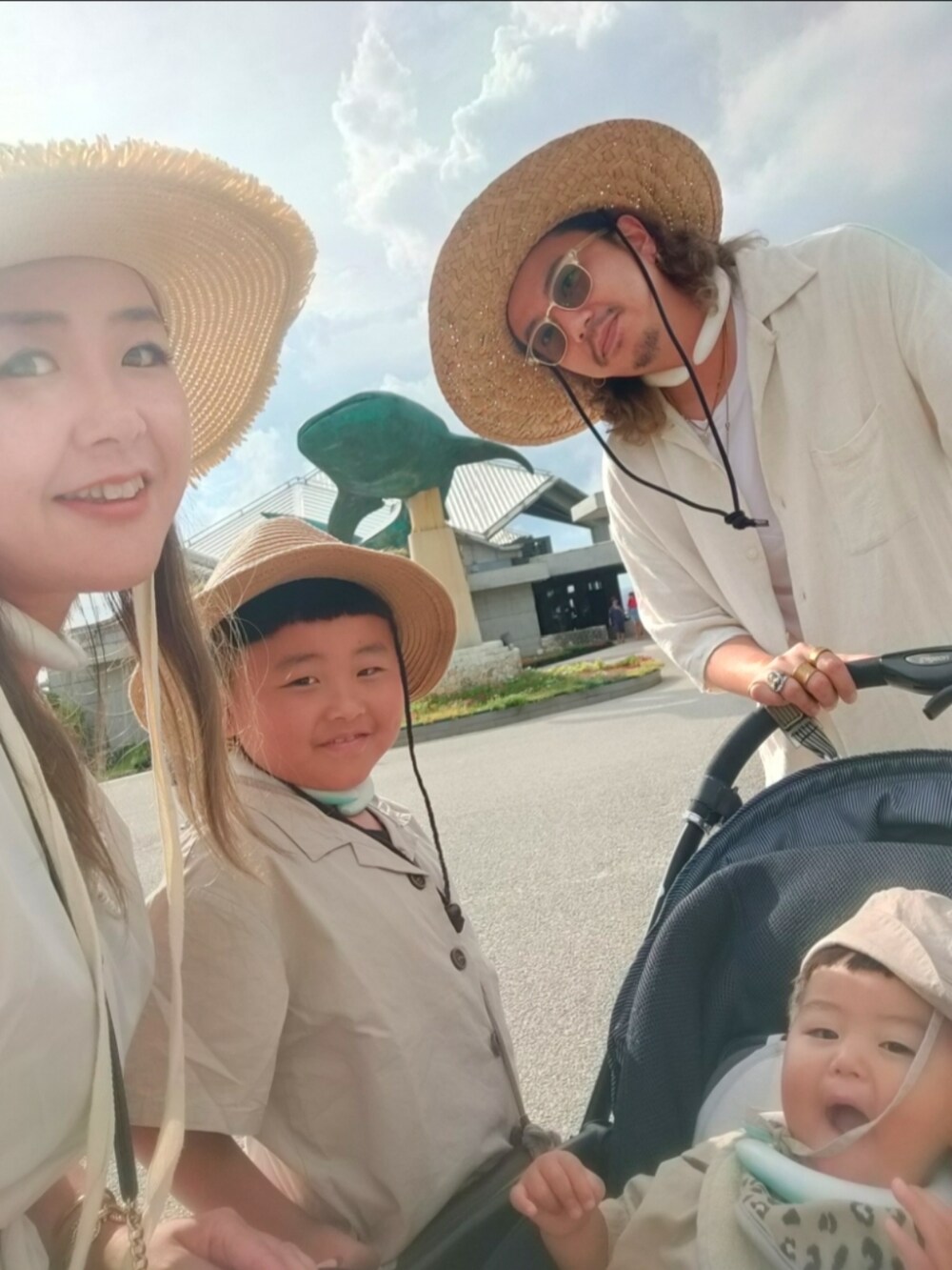 ベージュ系のシャツ/ブラウス、ベージュ系のパンツ、ブラウン系のハットを着用したキッズの夏コーディネートの5枚目の写真