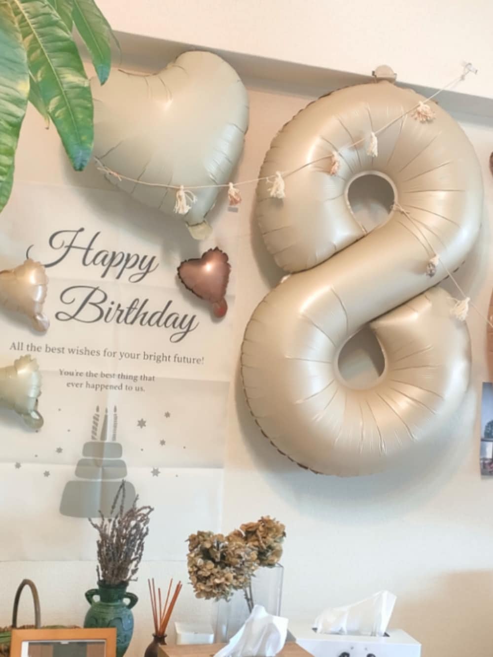 グリーン系のセットアップ、ブラウン系のセットアップを着用したキッズの春コーディネートの5枚目の写真