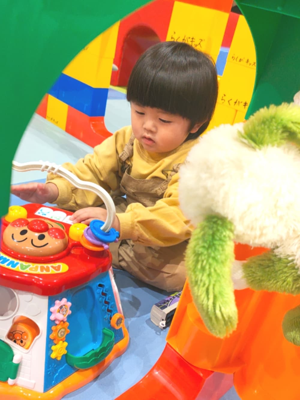 グリーン系のスウェット、グリーン系のパンツ、イエロー系のスウェットを着用したキッズの春コーディネートの3枚目の写真