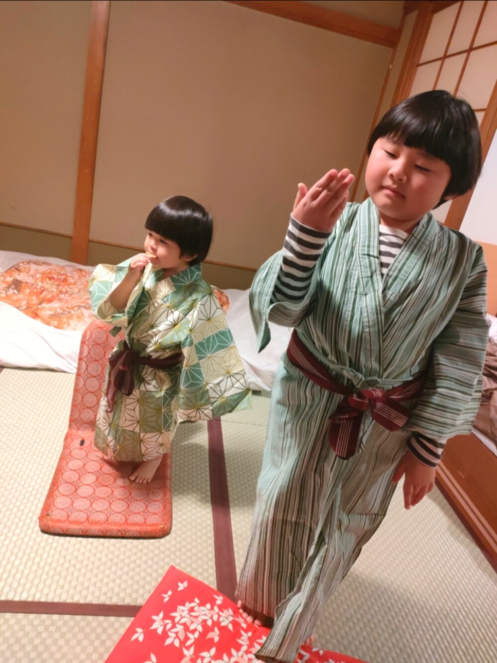 ブラウン系のニット/セーター、ブラック系のパンツ、ブラック系のローファーを着用したキッズの冬コーディネートの5枚目の写真