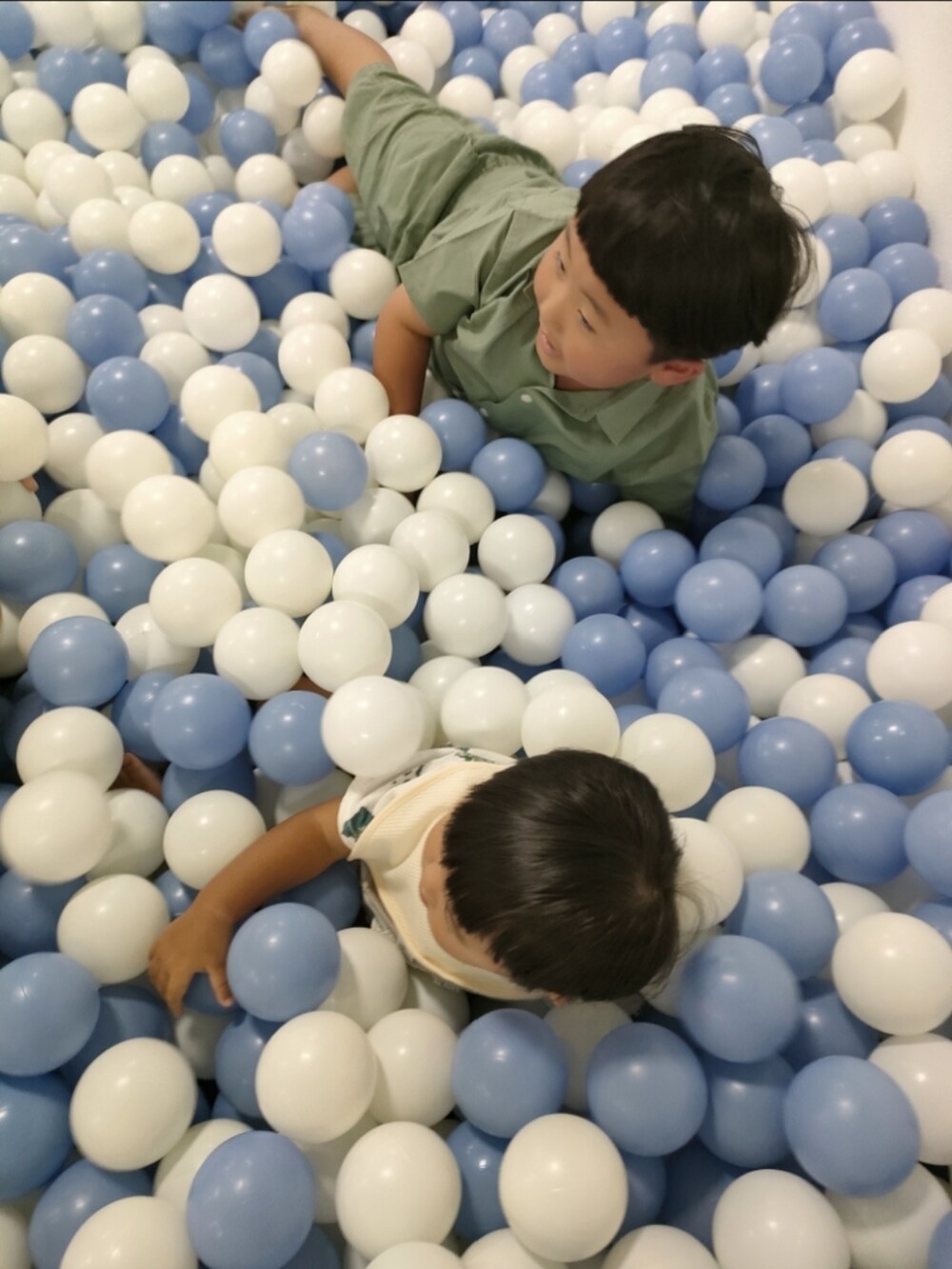 グリーン系のパンツ、ブラウン系のサンダル、グリーン系のシャツ/ブラウスを着用したキッズの夏コーディネートの3枚目の写真