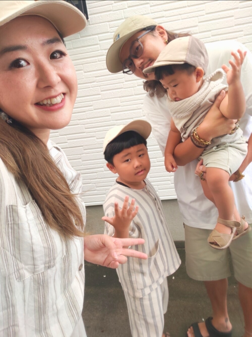 ブラウン系のサンダル、ホワイト系のシャツ/ブラウス、ホワイト系のキャップを着用したキッズの秋コーディネートの5枚目の写真