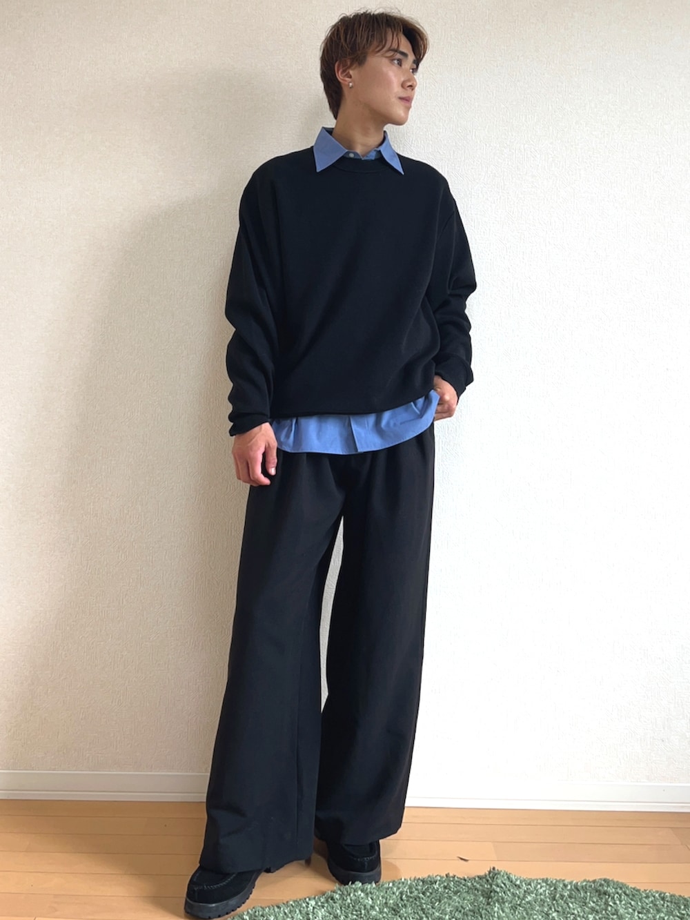 ブラック系のニット/セーター、ブルー系のシャツ/ブラウス、ブラック系のスラックスを着用したメンズの秋コーディネートの2枚目の写真