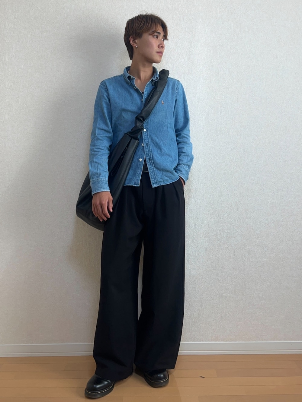 ブルー系のシャツ/ブラウス、ブラック系のスラックス、ブラック系のショルダーバッグを着用したメンズの秋コーディネートの2枚目の写真