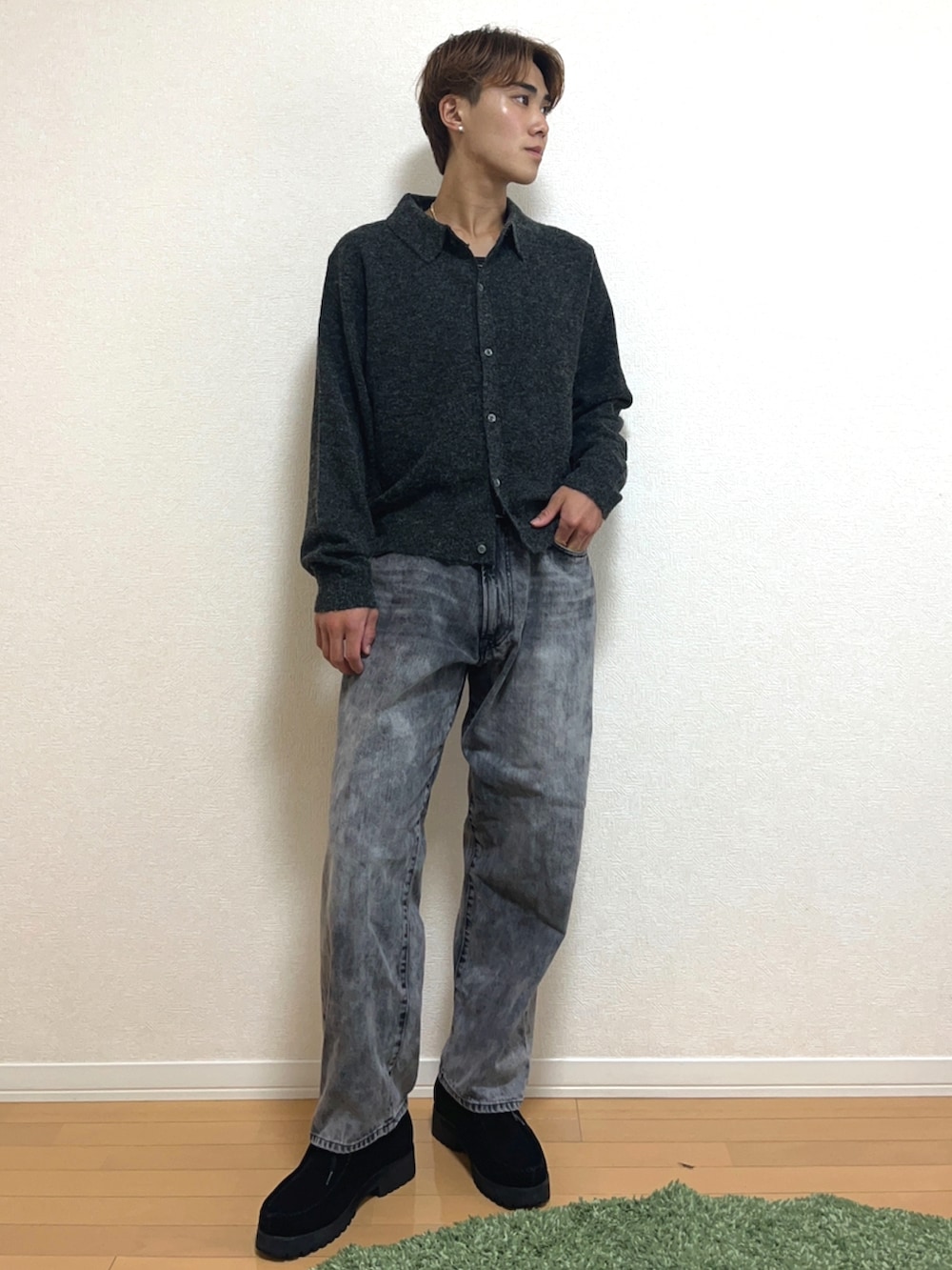 ブラック系のニット/セーター、ブラック系のデニムパンツ、ブラック系のモカシン/デッキシューズを着用したメンズの秋コーディネートの2枚目の写真