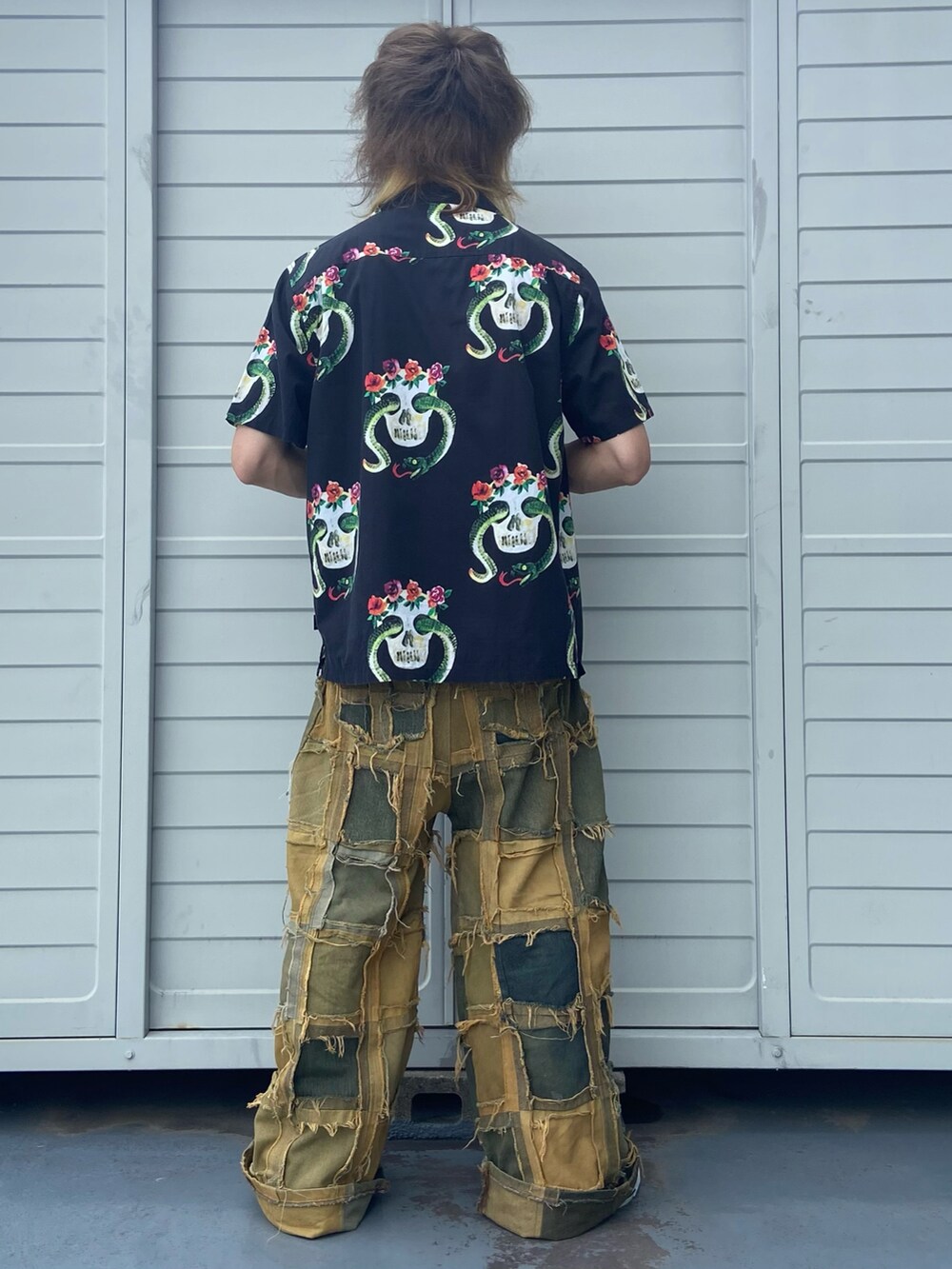「シンプル、stussy、リメイクデニム、古着好きな人と繋がりたい、古着MIX、古着男子」｜「STUSSYのアイテム（シャツ/ブラウス、ブラック系）」を使った、hana_keydlothesさん（メンズ・167cm）の夏コーディネートの2枚目の写真