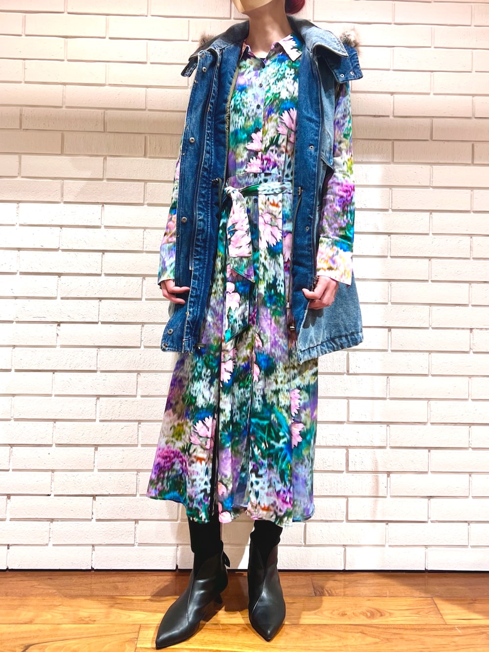 ブルー系のブルゾン、イエロー系のワンピースを着用したレディースの春コーディネートの3枚目の写真