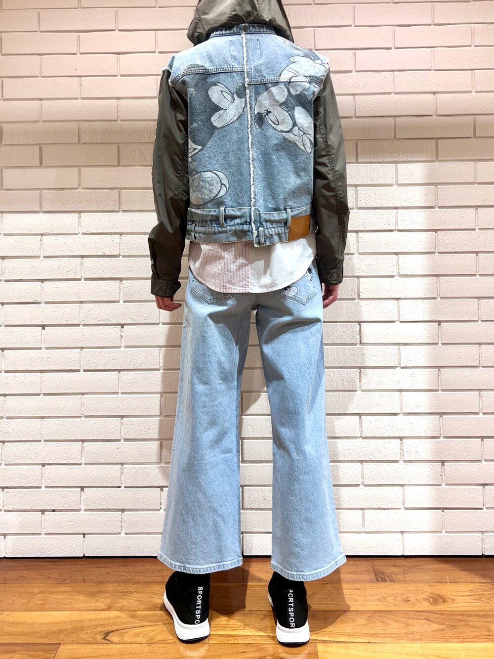 ホワイト系のシャツ/ブラウス、ブルー系のデニムジャケット、ブルー系のデニムパンツを着用したレディースの冬コーディネートの2枚目の写真