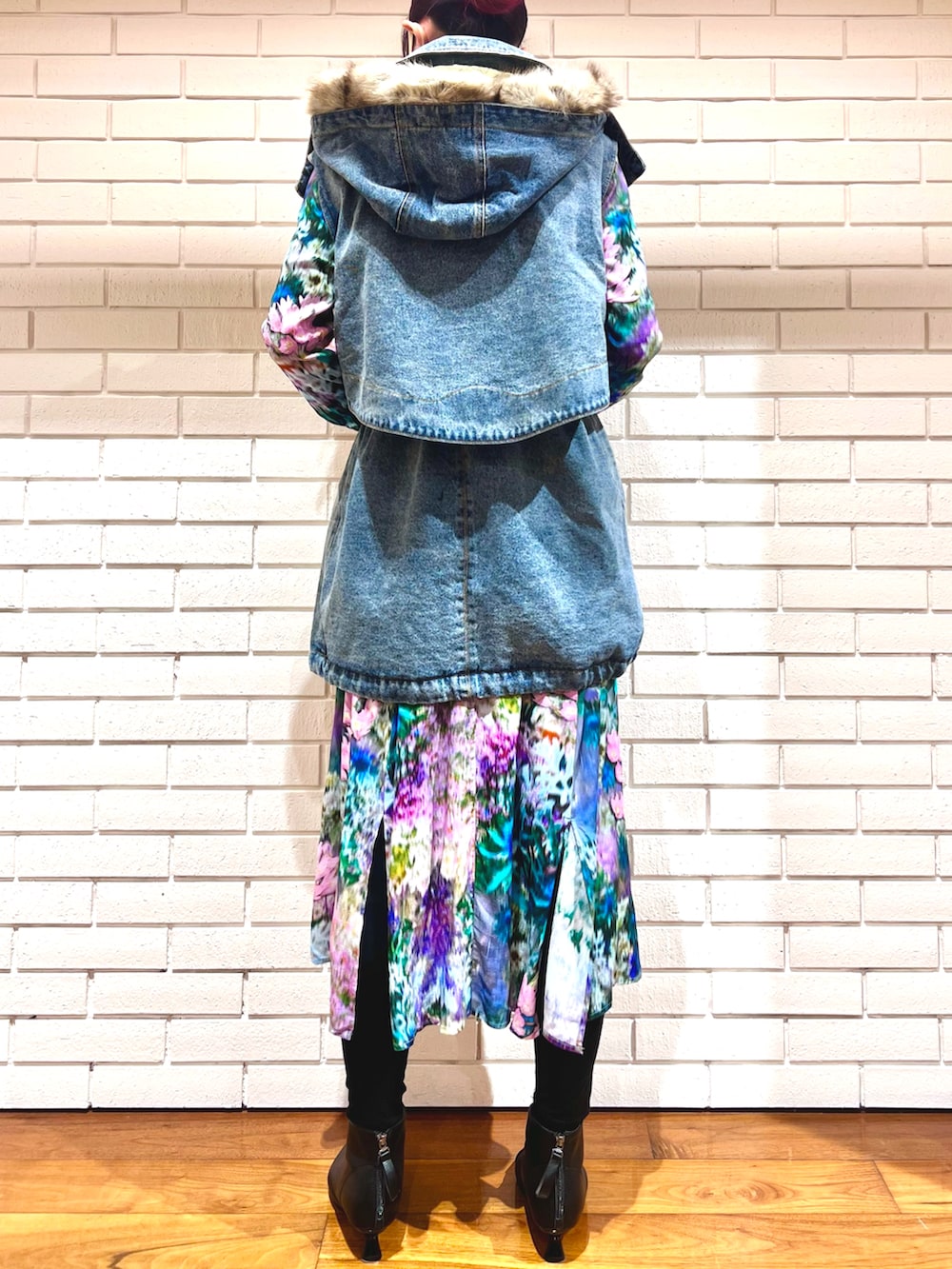 ブルー系のブルゾン、イエロー系のワンピースを着用したレディースの春コーディネートの2枚目の写真