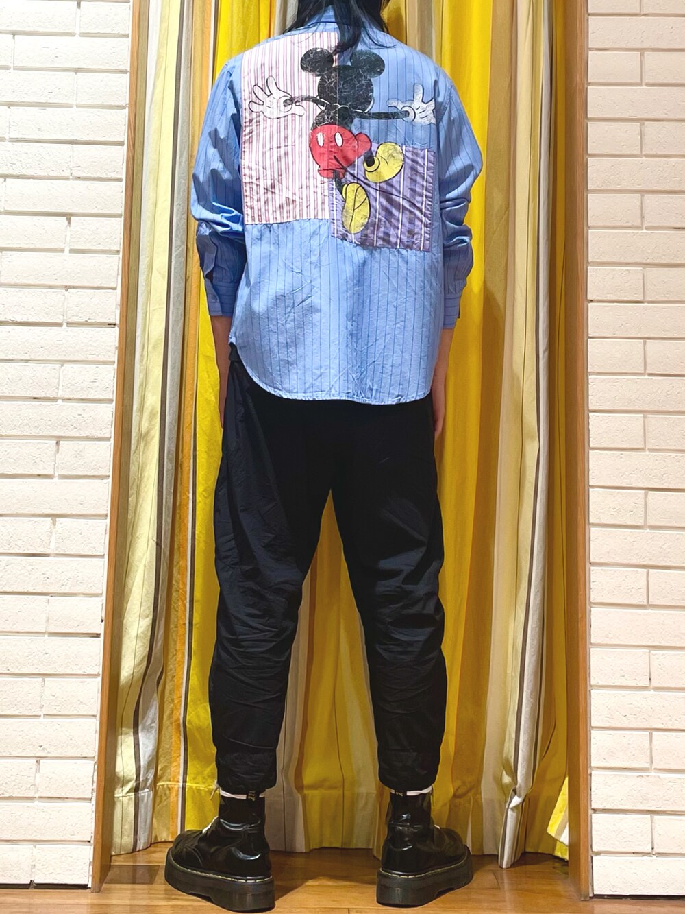 ブルー系のシャツ/ブラウスを着用したメンズの秋コーディネートの2枚目の写真