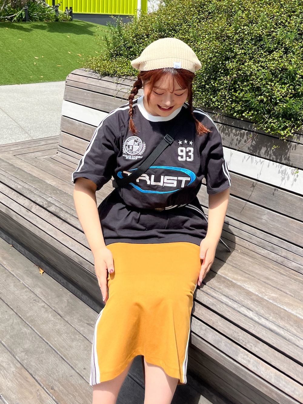 ブラック系のTシャツ/カットソー、イエロー系のスカート、ホワイト系のハンチング/ベレー帽を着用したレディースの春コーディネートの3枚目の写真