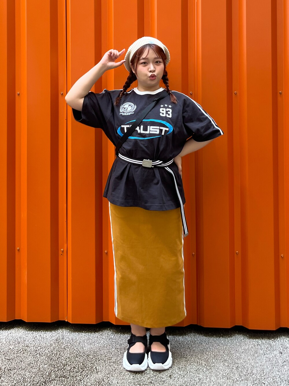 ブラック系のTシャツ/カットソー、イエロー系のスカート、ホワイト系のハンチング/ベレー帽を着用したレディースの春コーディネートの2枚目の写真