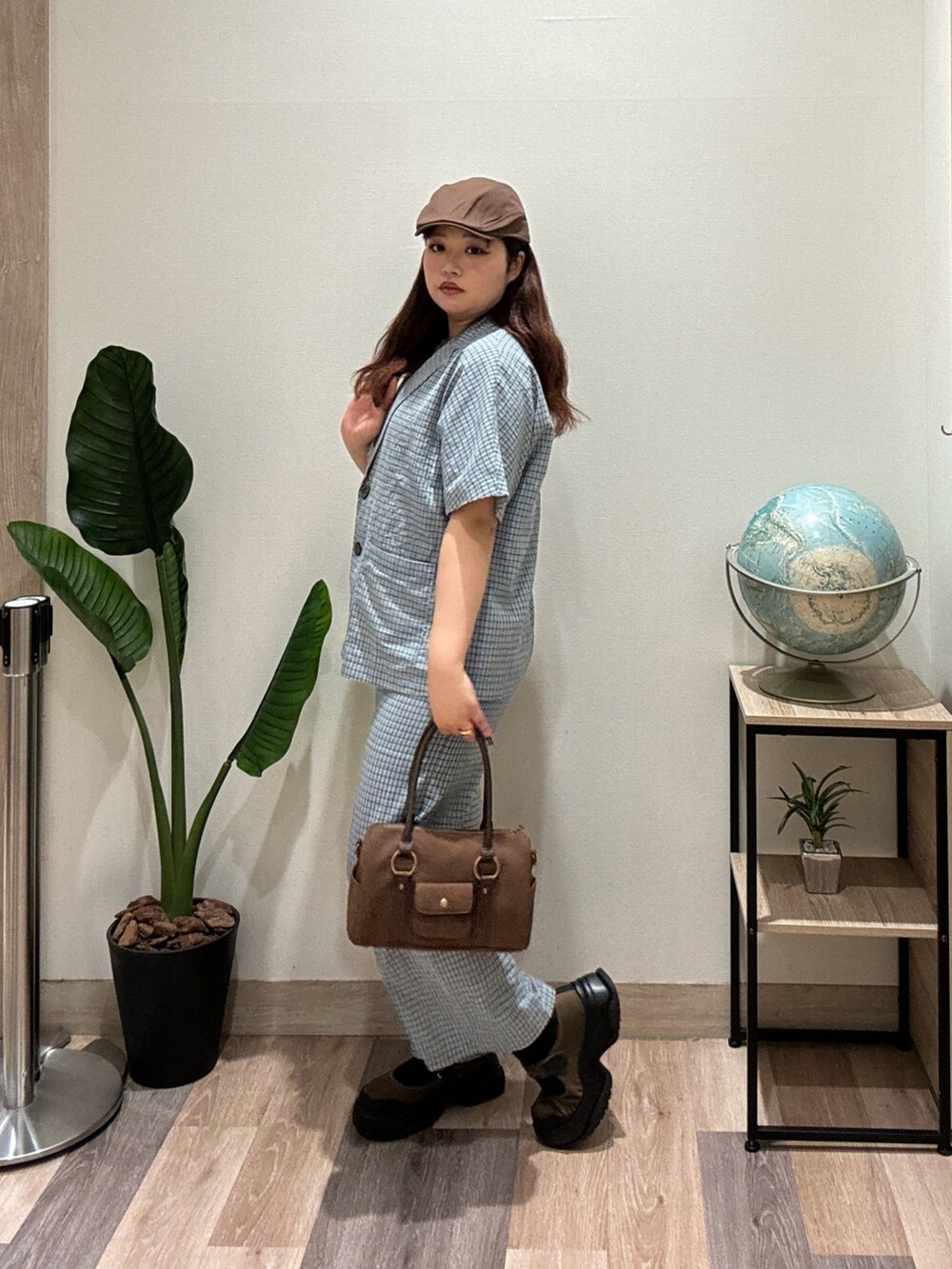 ブラウン系のボストンバッグ、ブルー系のその他パンツ、ブルー系のテーラードジャケットを着用したレディースの春コーディネートの3枚目の写真