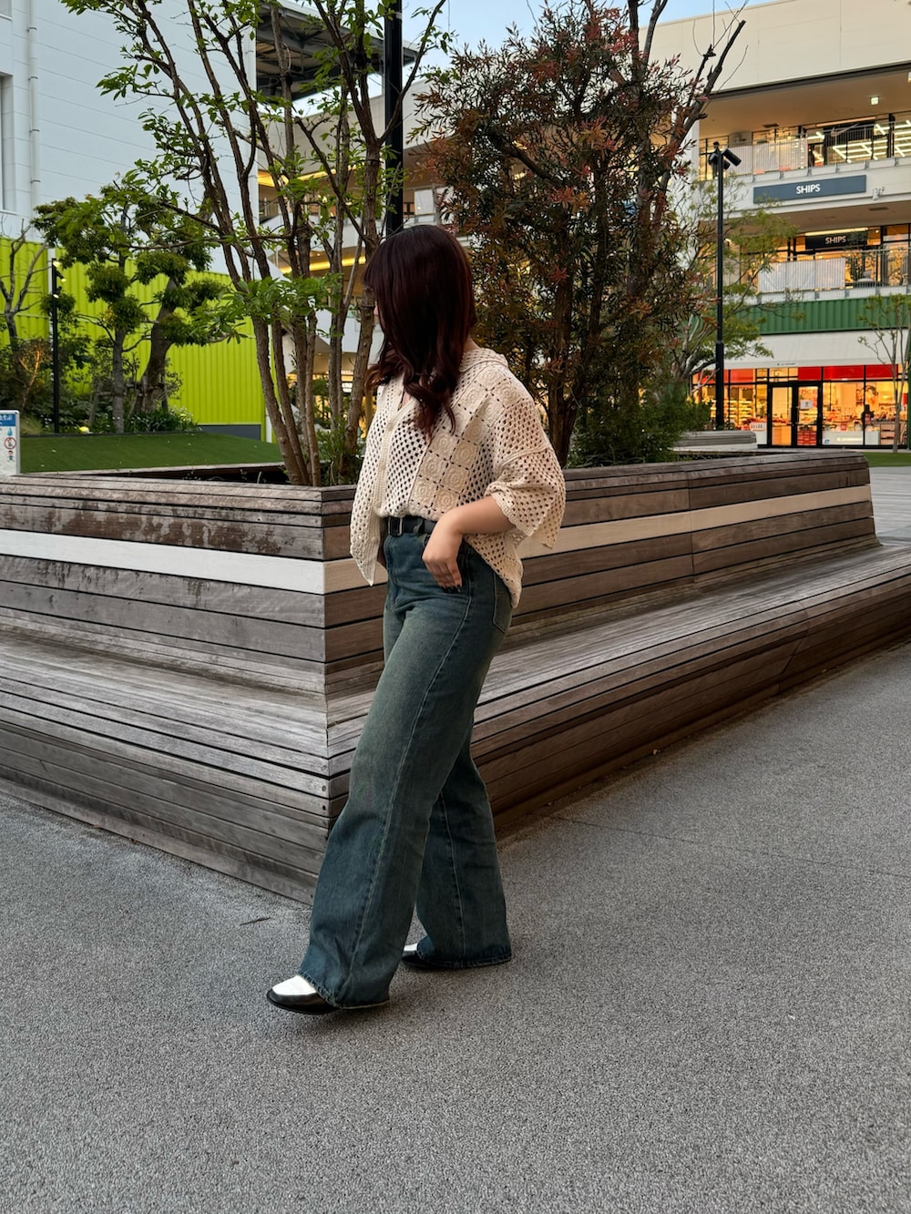 ブルー系のデニムパンツ、ホワイト系のシャツ/ブラウス、ブラック系のベルトを着用したレディースの春コーディネートの4枚目の写真