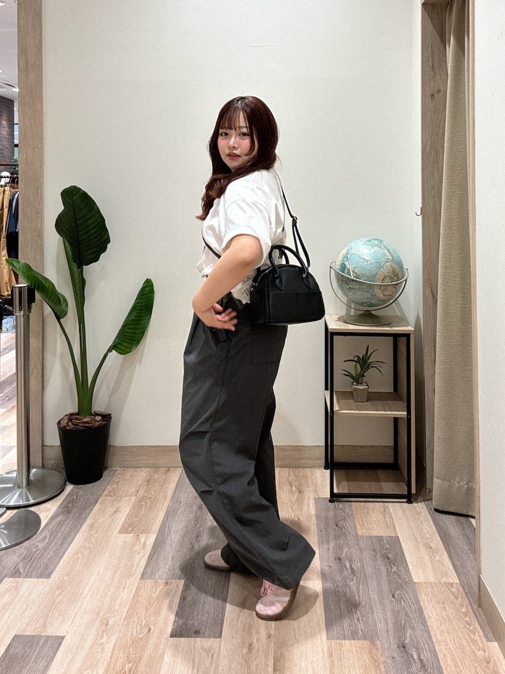 ホワイト系のTシャツ/カットソー、ブラック系のボストンバッグ、ブラック系のその他パンツを着用したレディースの夏コーディネートの2枚目の写真