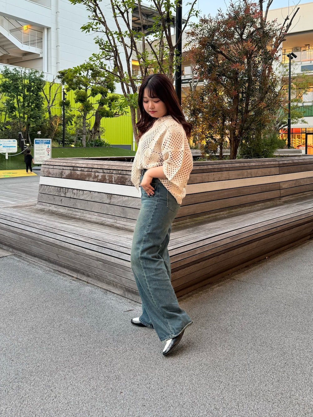 ブルー系のデニムパンツ、ホワイト系のシャツ/ブラウス、ブラック系のベルトを着用したレディースの春コーディネートの3枚目の写真