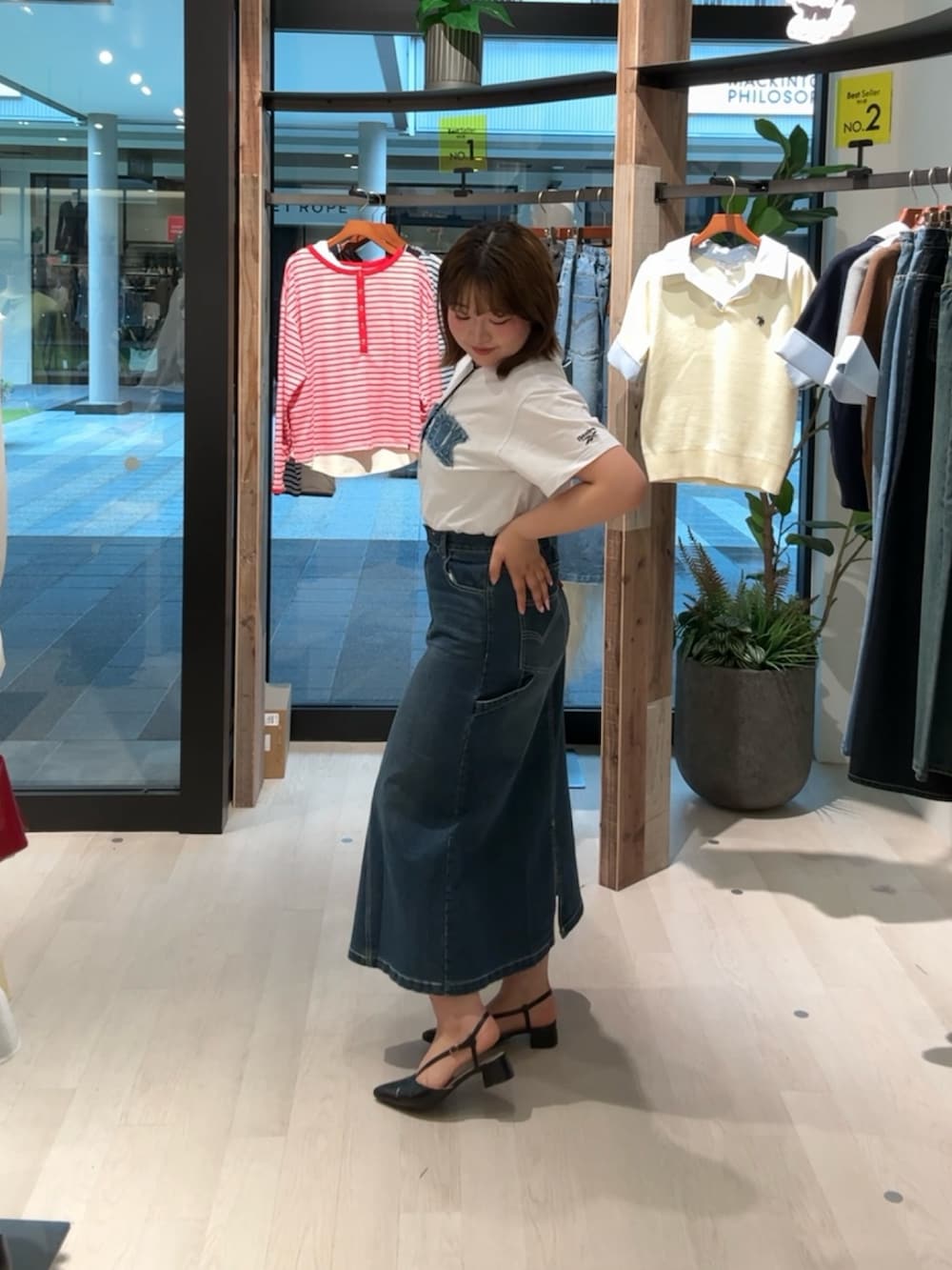 ホワイト系のTシャツ/カットソー、ブルー系のスカートを着用したレディースの春コーディネートの3枚目の写真