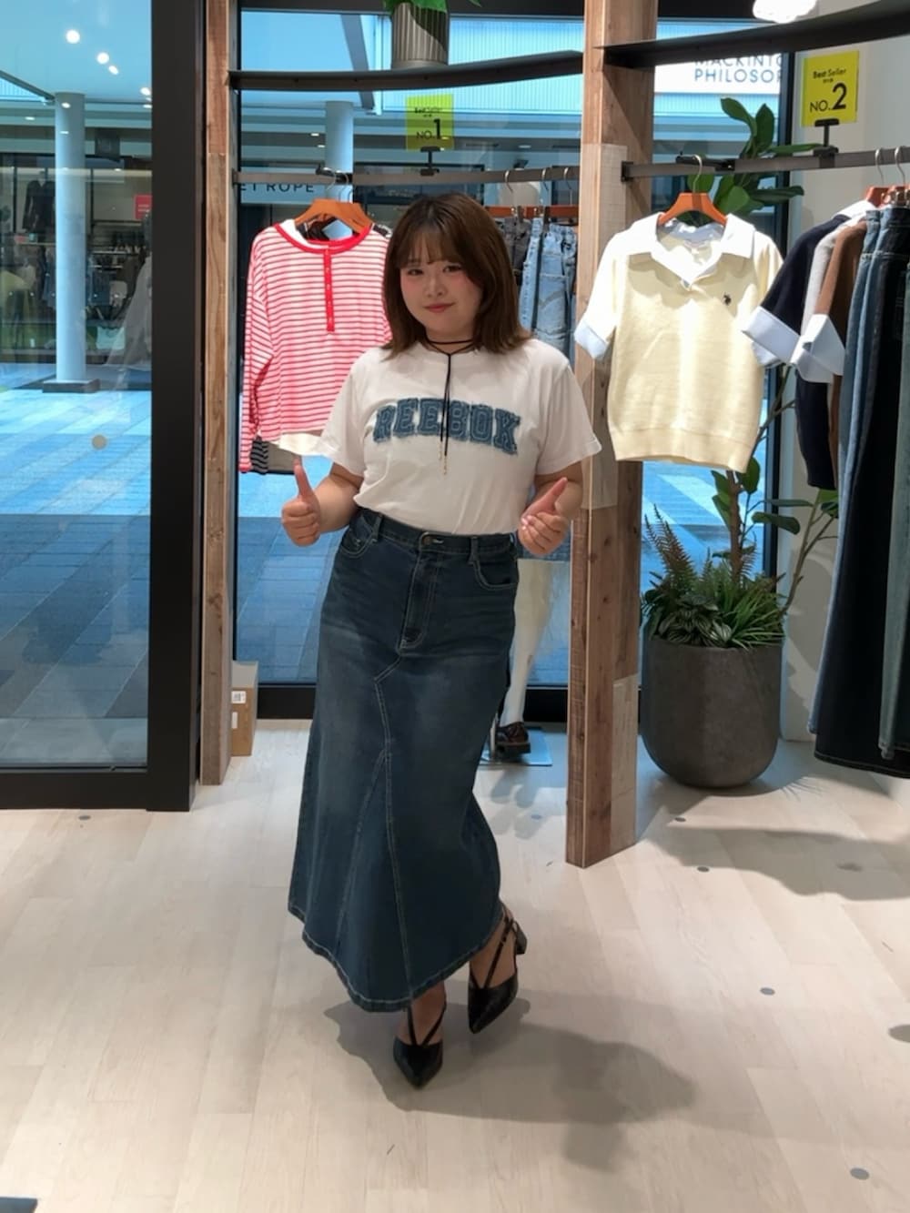 ホワイト系のTシャツ/カットソー、ブルー系のスカートを着用したレディースの春コーディネートの2枚目の写真