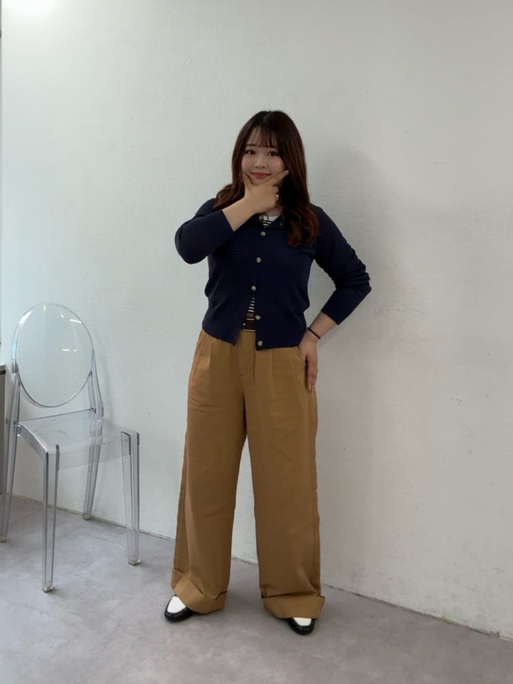 ブラック系のタンクトップ、ベージュ系のその他パンツ、ブルー系のカーディガン/ボレロを着用したレディースの夏コーディネートの2枚目の写真