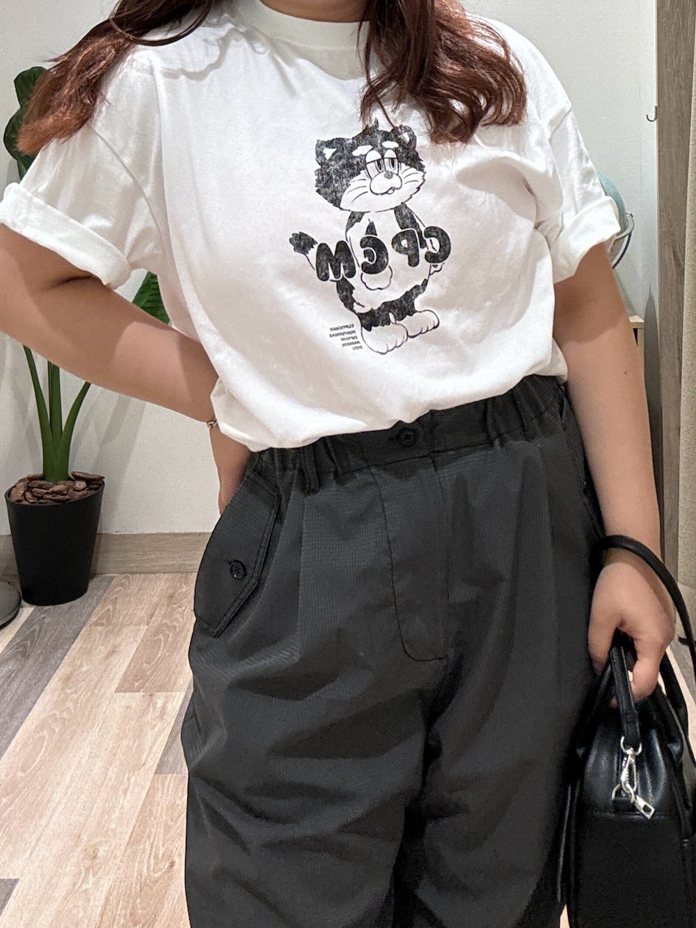 ホワイト系のTシャツ/カットソー、ブラック系のボストンバッグ、ブラック系のその他パンツを着用したレディースの夏コーディネートの3枚目の写真