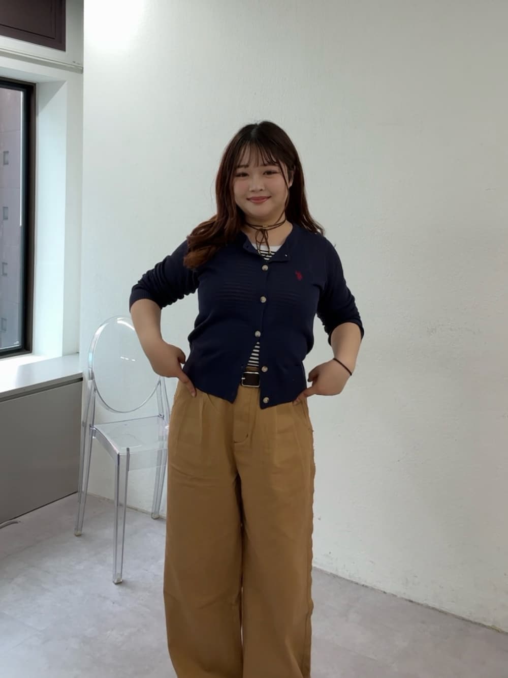 ブラック系のタンクトップ、ベージュ系のその他パンツ、ブルー系のカーディガン/ボレロを着用したレディースの夏コーディネートの3枚目の写真