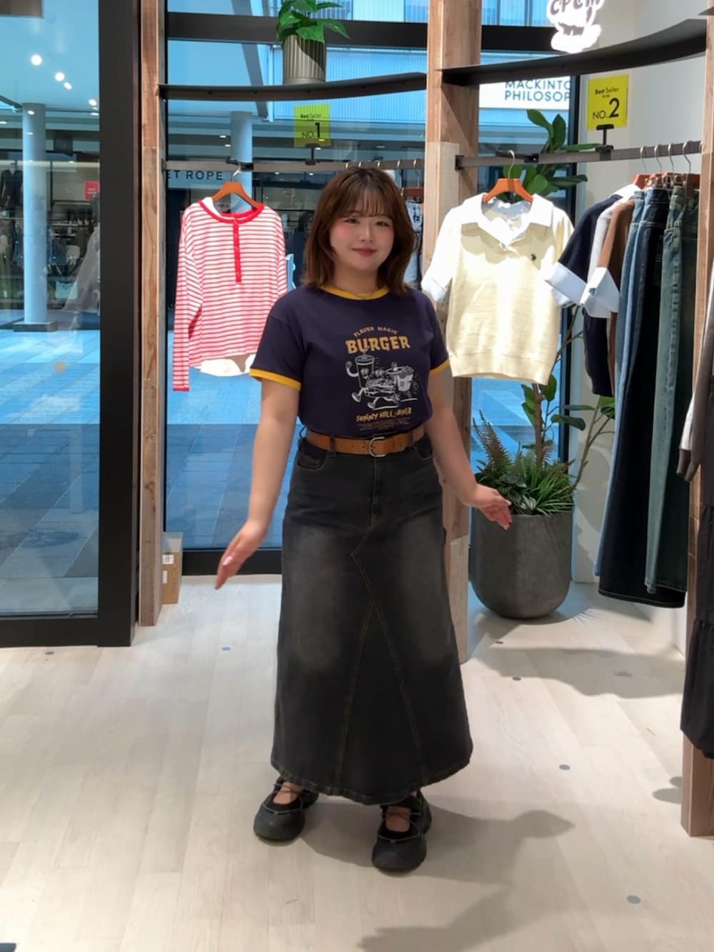 ブルー系のTシャツ/カットソー、ブラック系のスカートを着用したレディースの春コーディネートの2枚目の写真